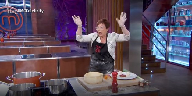 Celia Villalobos manos en el aire fuera de Masterchef RTVE