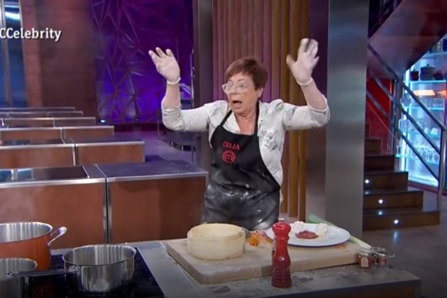 Celia Villalobos manos en el aire fuera de Masterchef RTVE