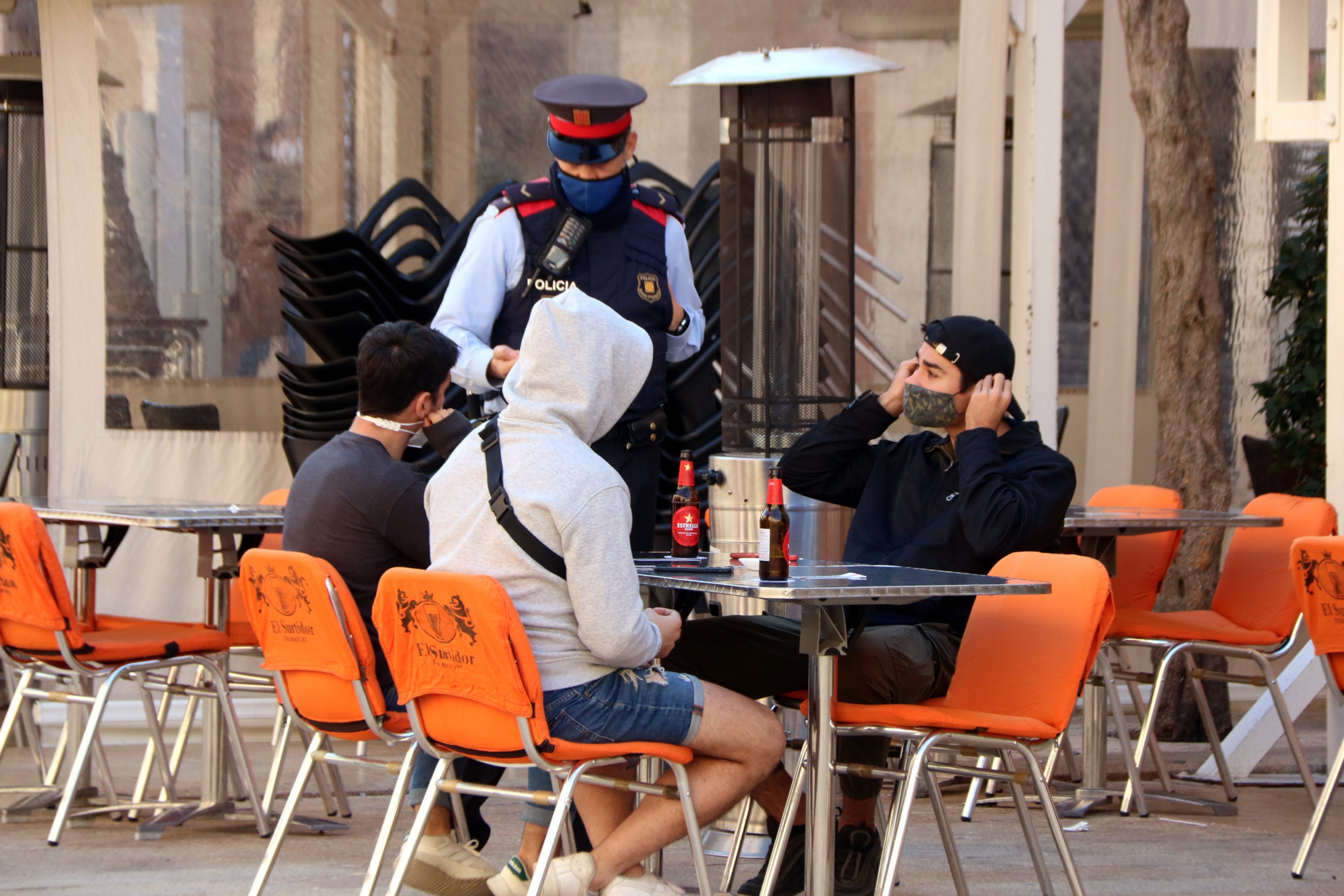 La Policía de Girona pone 16 denuncias a dos bares por saltarse las medidas anti-Covid