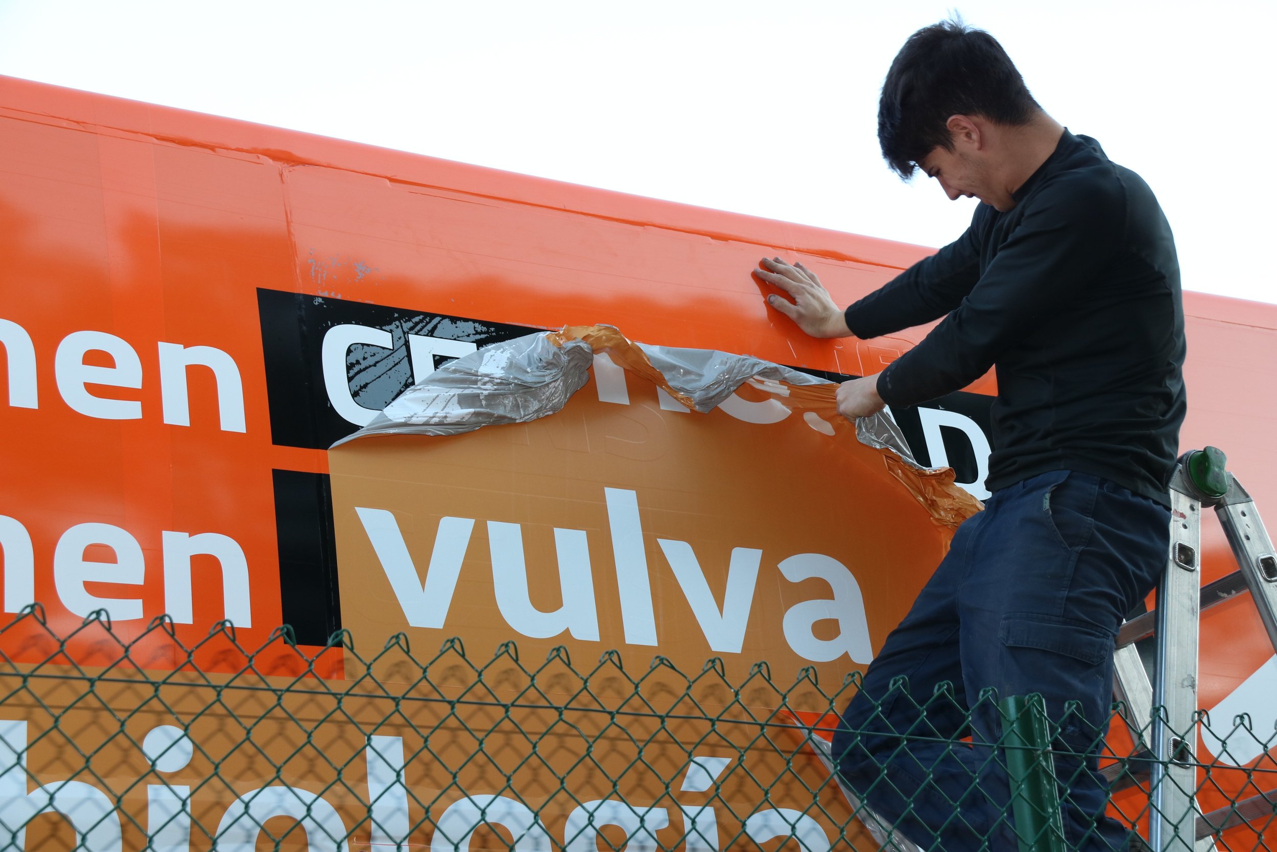 Hazte Oír retira el autobús del depósito municipal y se marcha de Catalunya