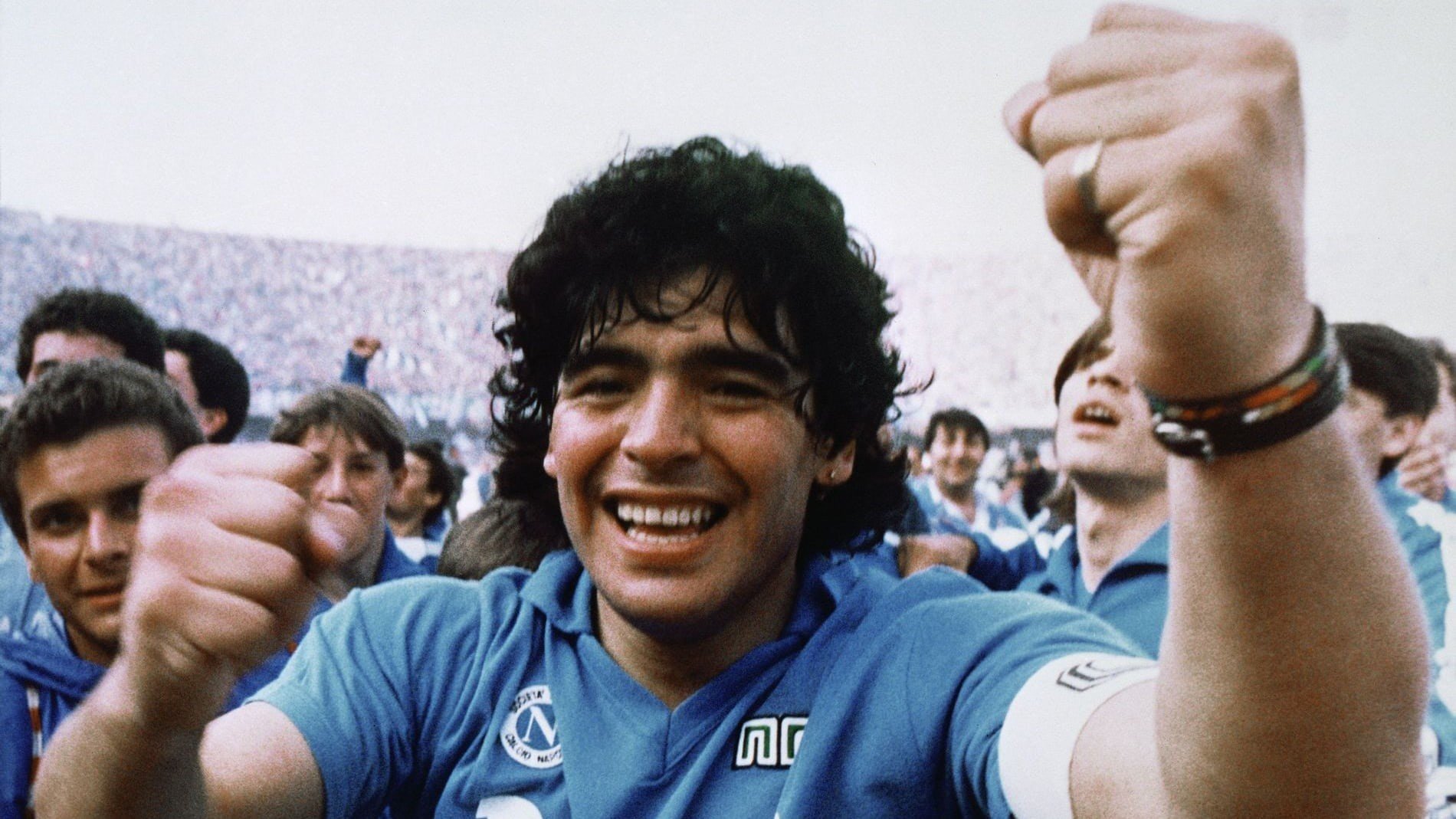 El mític escalfament de Maradona a ritme de 'Live is life'