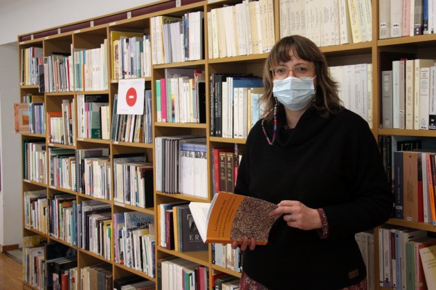 la directora de l'Arxiu Comarcal de la Cerdanya, Erola Simon, fullejant el llibre 'La Cerdanya de 1603' del qual n'és autora ACN