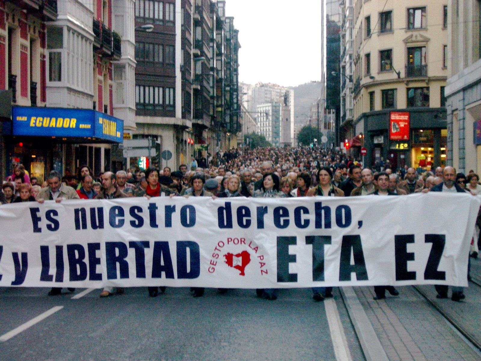VÍDEO: Els bascos, satisfets però expectants pel desarmament d'ETA