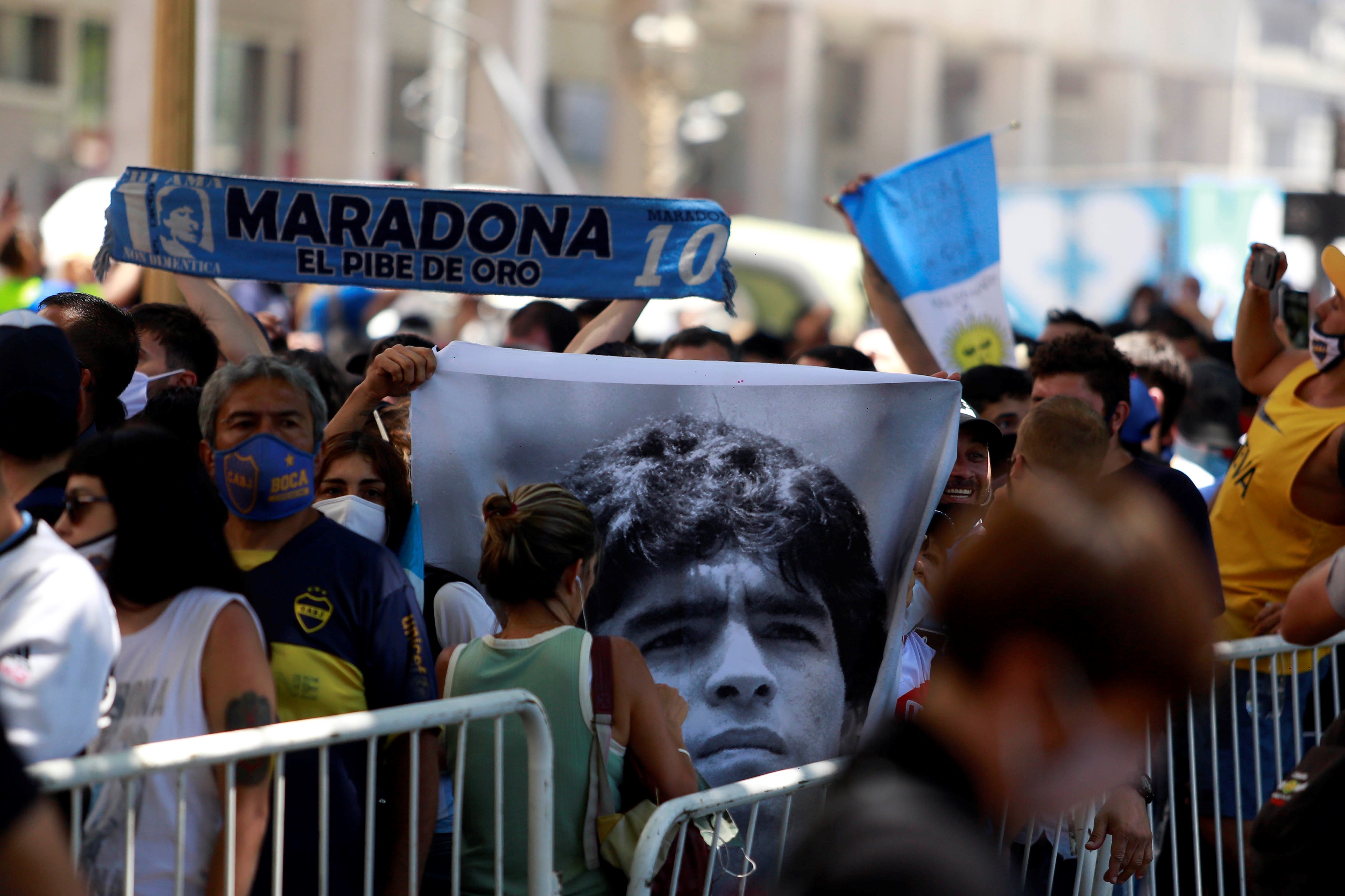 Un fan de Maradona se desplaza de rodillas hasta el velatorio: "Dios no muere"