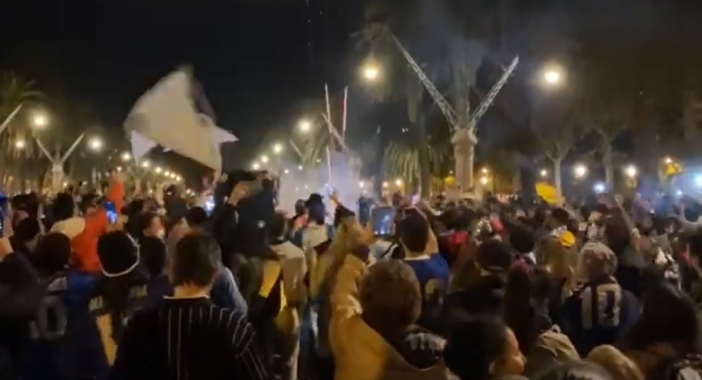 Centenares de personas homenajean a Maradona en Barcelona, sin distancias