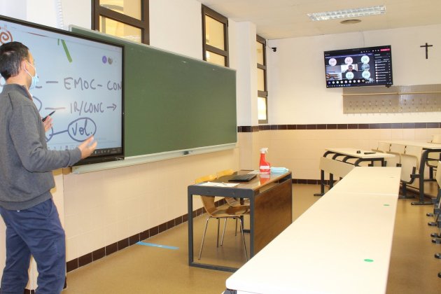 EuropaPress  imparte classe a distancia aula doble presencialidad uao ceu