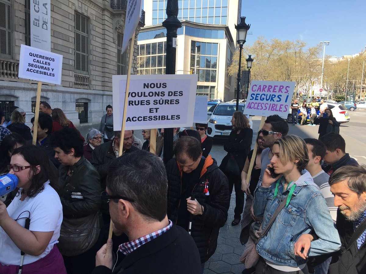 La plataforma 'Carrers per a tothom' alerta del perill dels carrers sense voreres