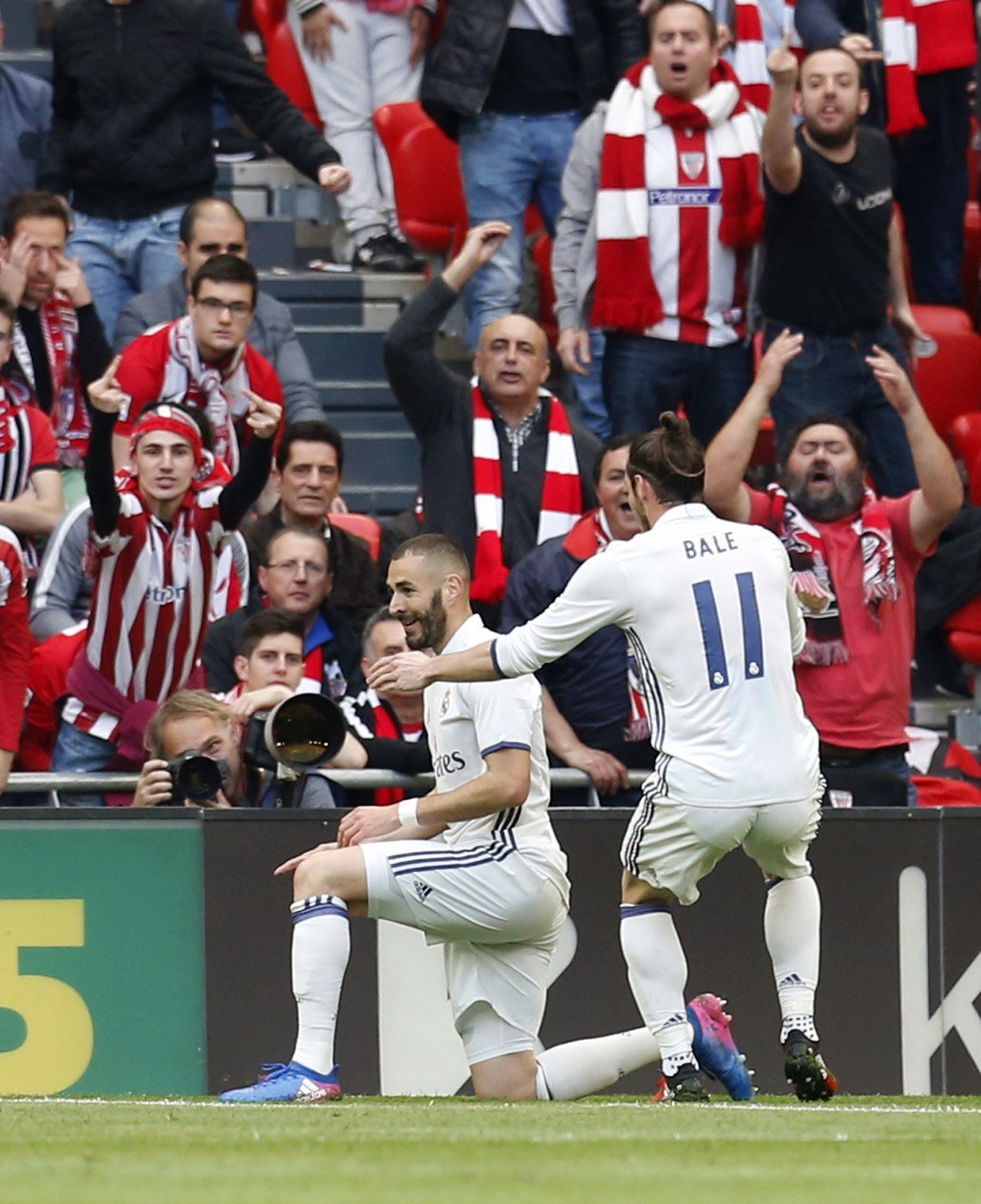 Benzema impone su ley para afianzar el liderato (1-2)