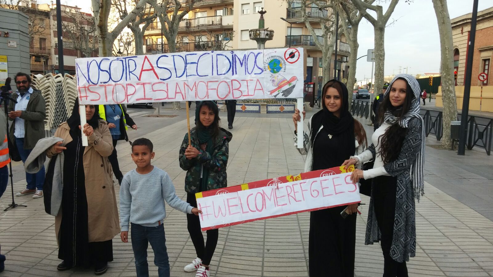 Un centenar de persones s’han concentrat a Olot per dir 'prou' al racisme i la xenofòbia