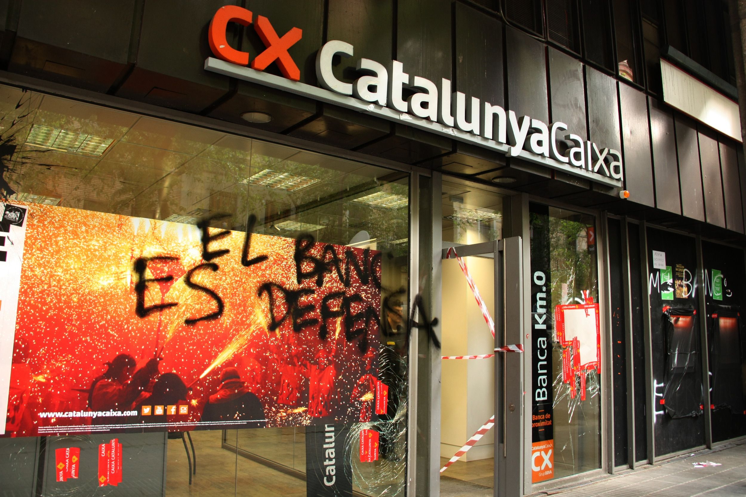 Vídeo: Els veïns rebutgen les destrosses dels okupes