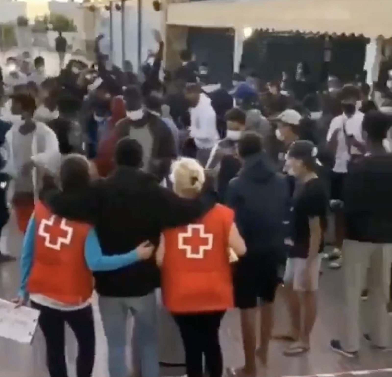 Multitudinària festa de voluntaris de la Creu Roja i immigrants a les Canàries