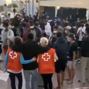 Multitudinària festa de voluntaris de la Creu Roja i immigrants a les Canàries