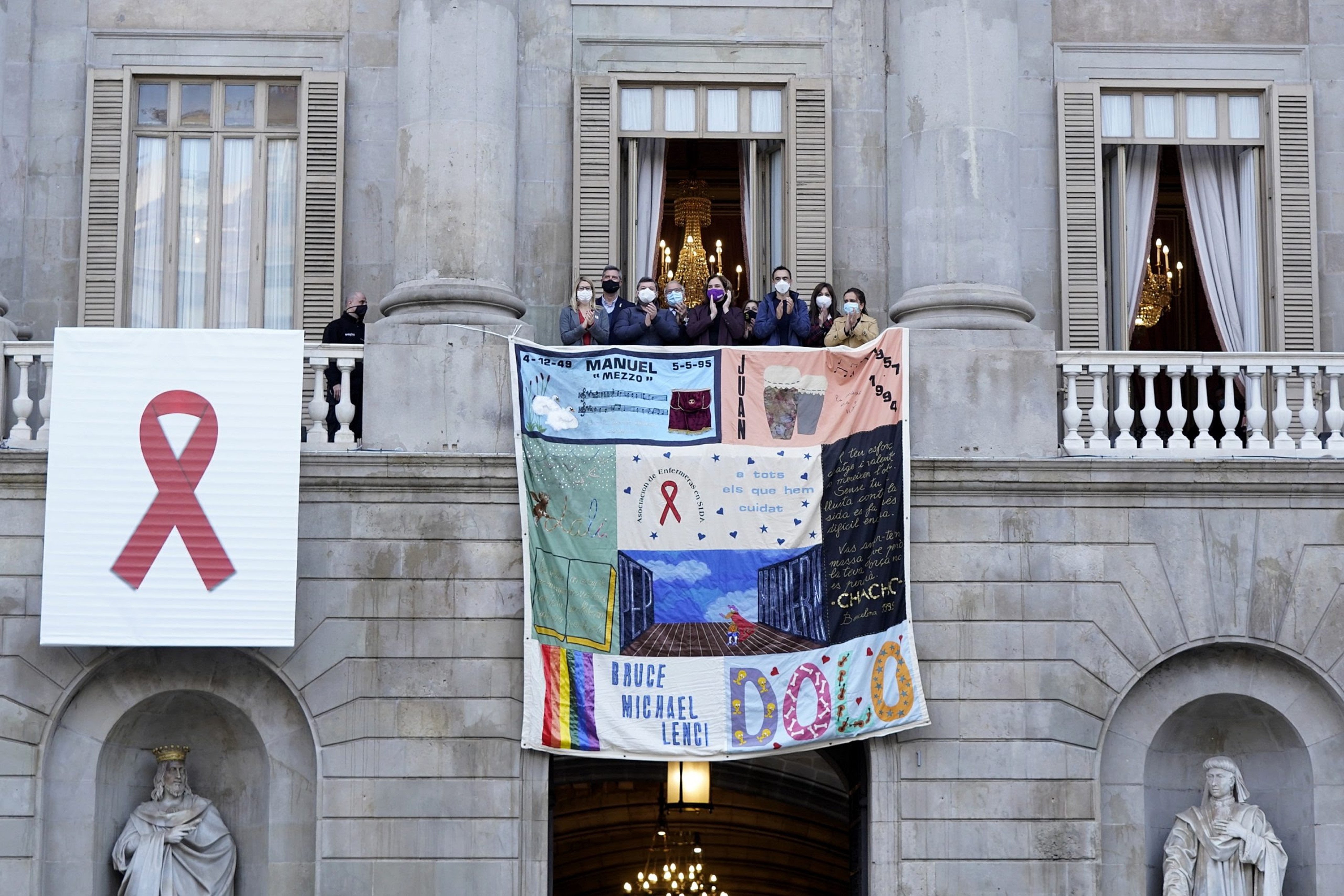 Despleguen el Tapís Memorial de la Sida a la façana de l'Ajuntament de Barcelona