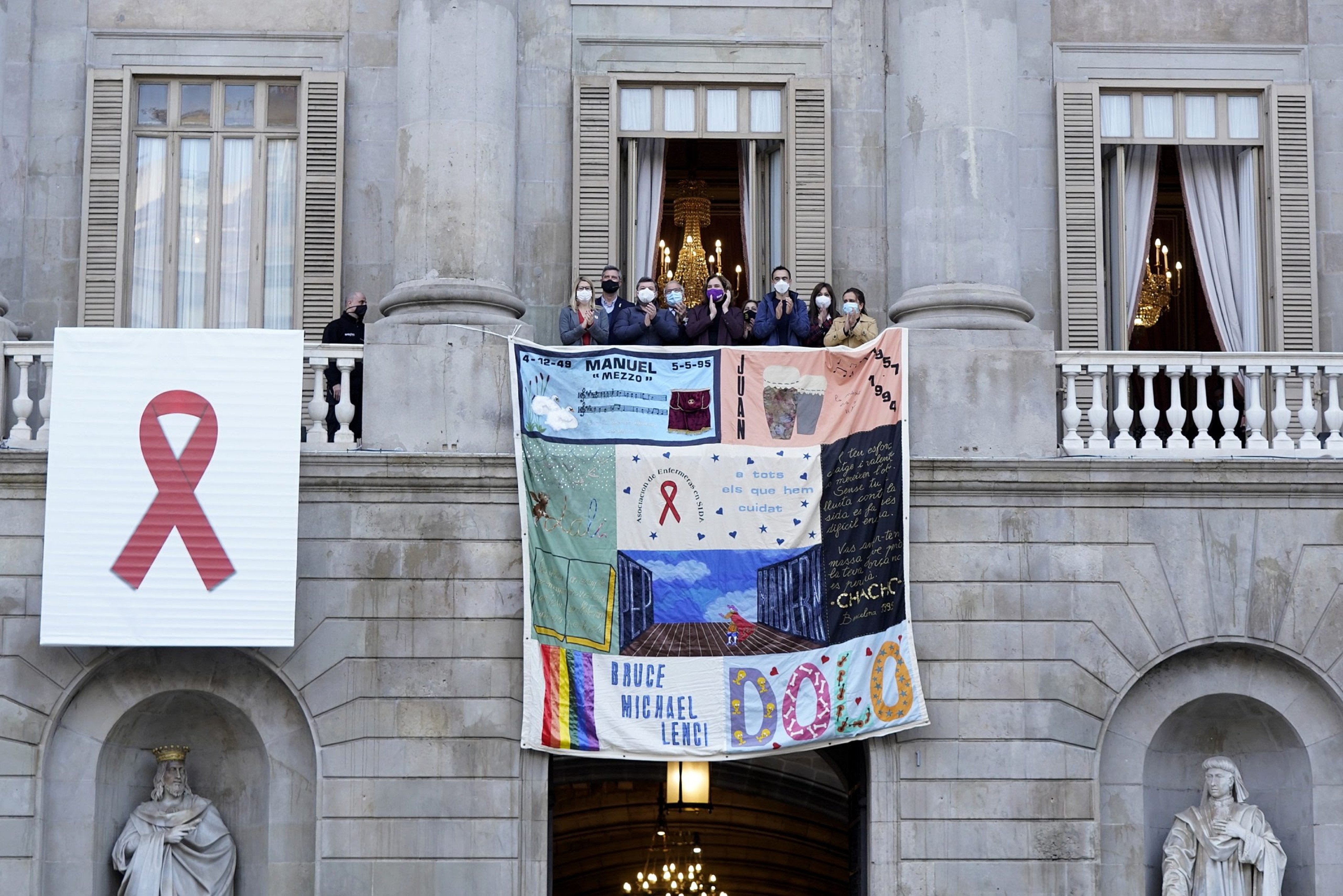 El Tapiz Memorial del Sida ya luce en la fachada del Ayuntamiento de Barcelona