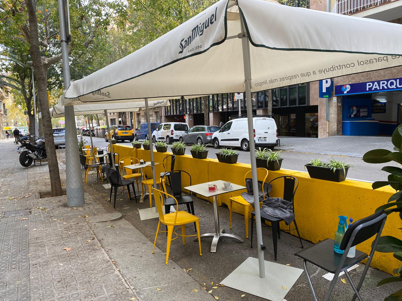 Las nuevas terrazas de bar en la calzada de Barcelona seguirán y se rediseñarán