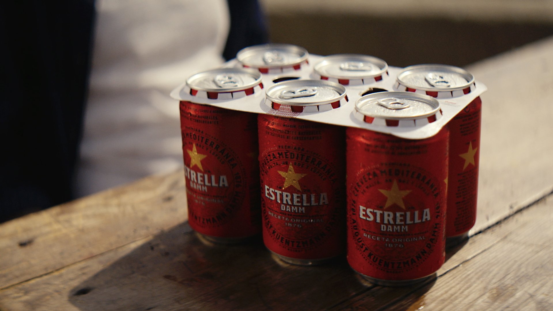 Estrella Damm ya produce todas sus latas con anillos de cartón