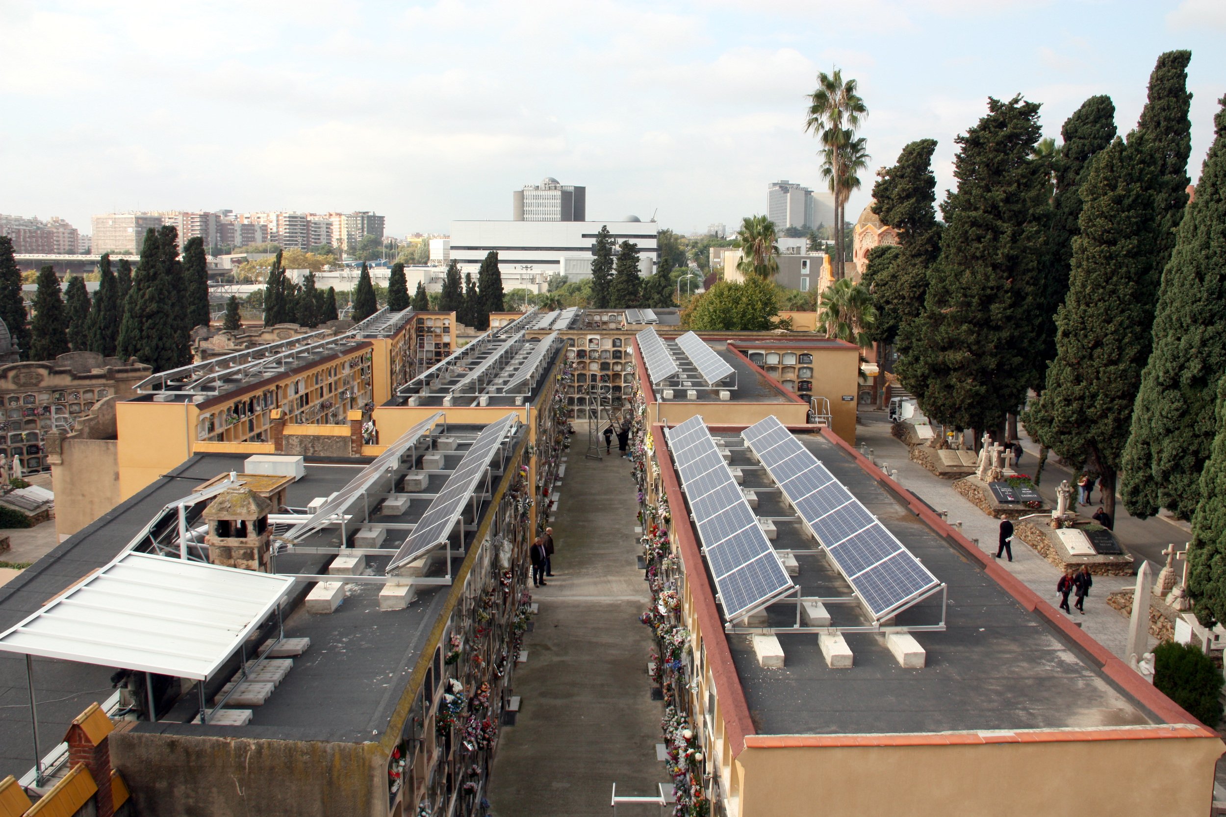 Ajuntament de Barcelona pagará placas solares en edificios privados