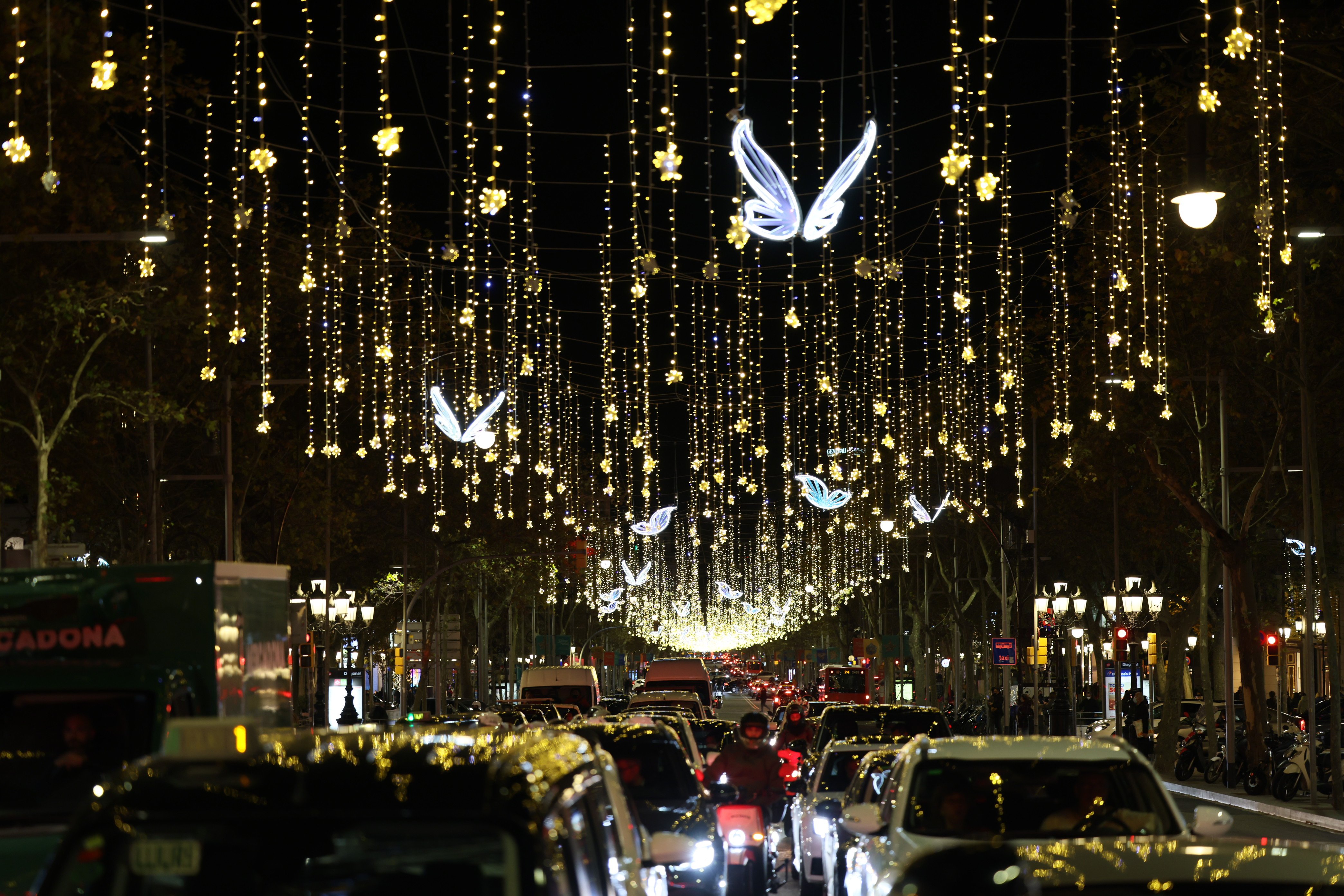 Las obras de Colau comportarán una readaptación de la iluminación navideña