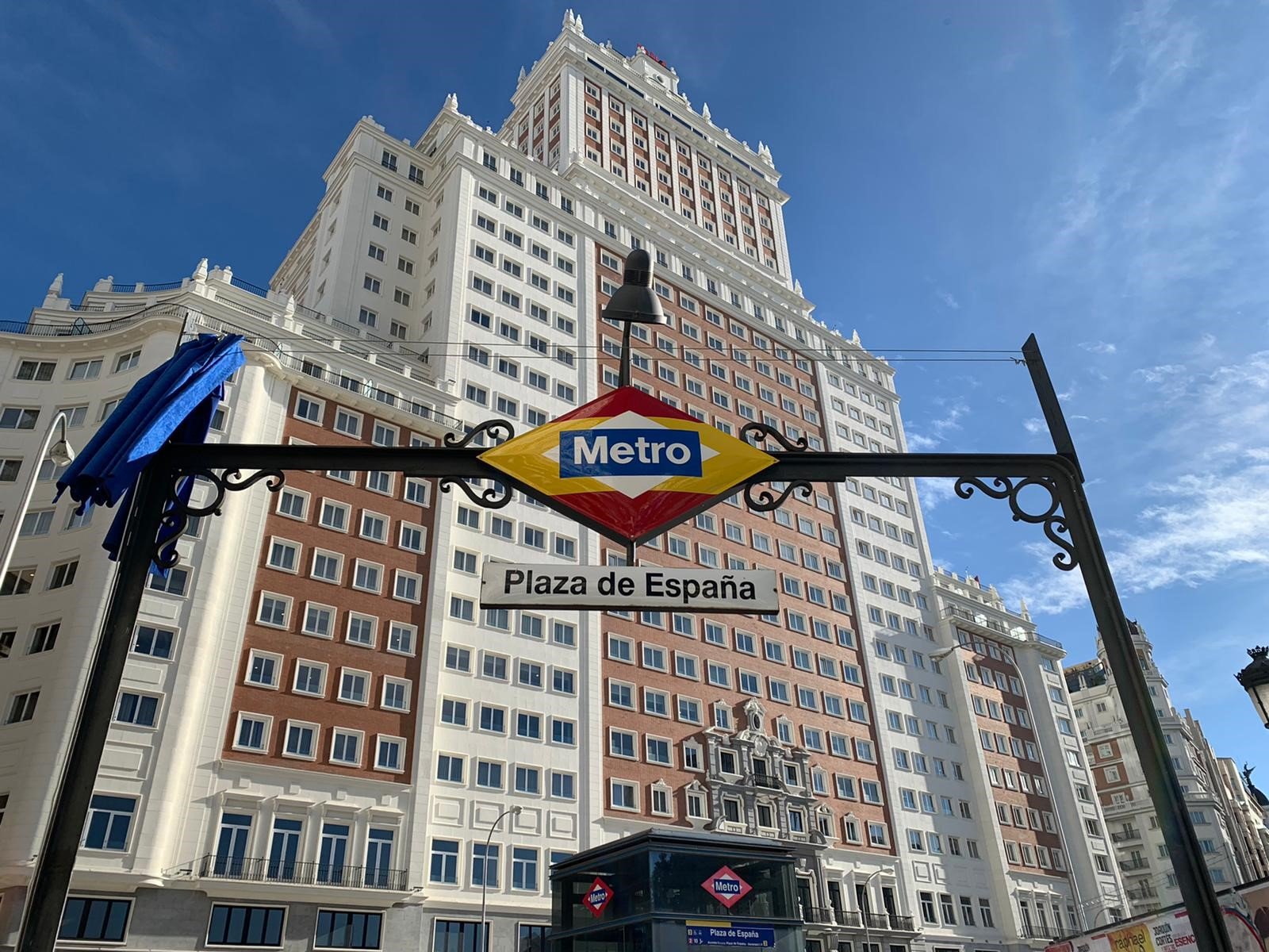 Ayuso sigue decorando Madrid de españolismo: ahora el metro