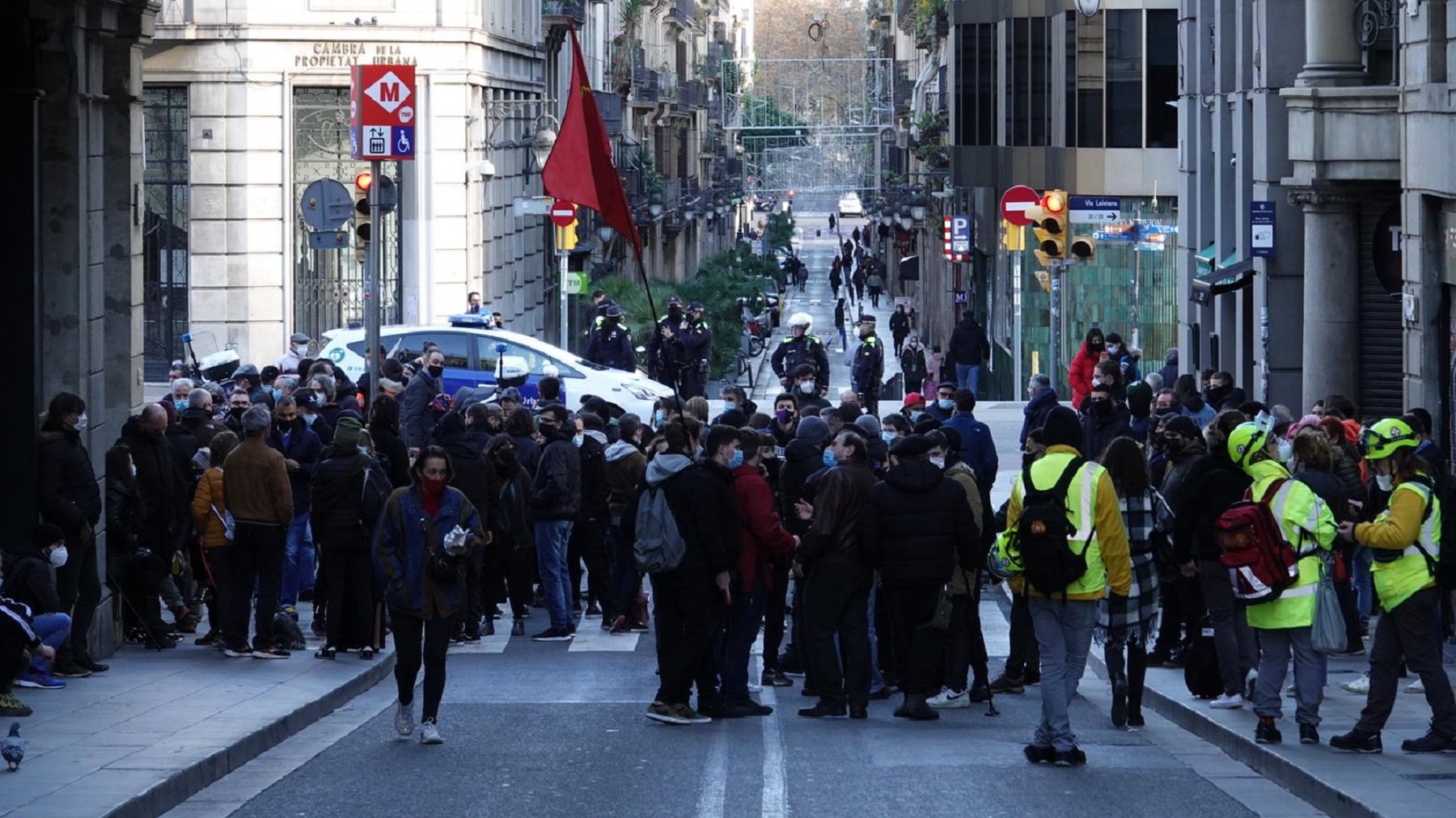 Tensión entre antifascistas y los Mossos por un acto de Vox en Barcelona