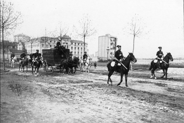 Traslado a la Audiencia de Joan Rull y su banda|lado. La esquila de la Torratxa, 8 de enero de 1909. Foto: Frederic Ballell.