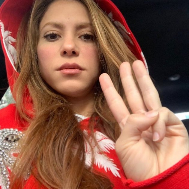 Shakira con capa roja @shakira