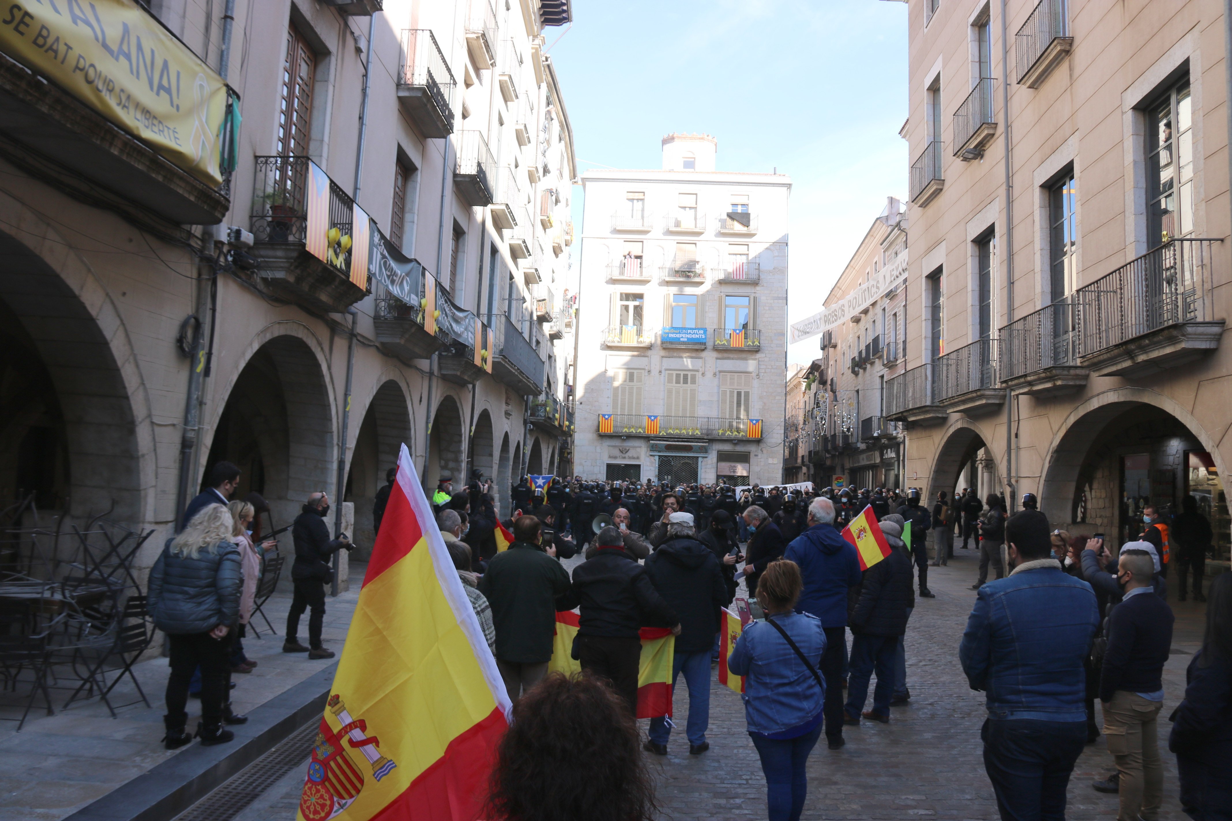 La plaza del Vi de Girona, dividida entre antifascistas y simpatizantes de Vox
