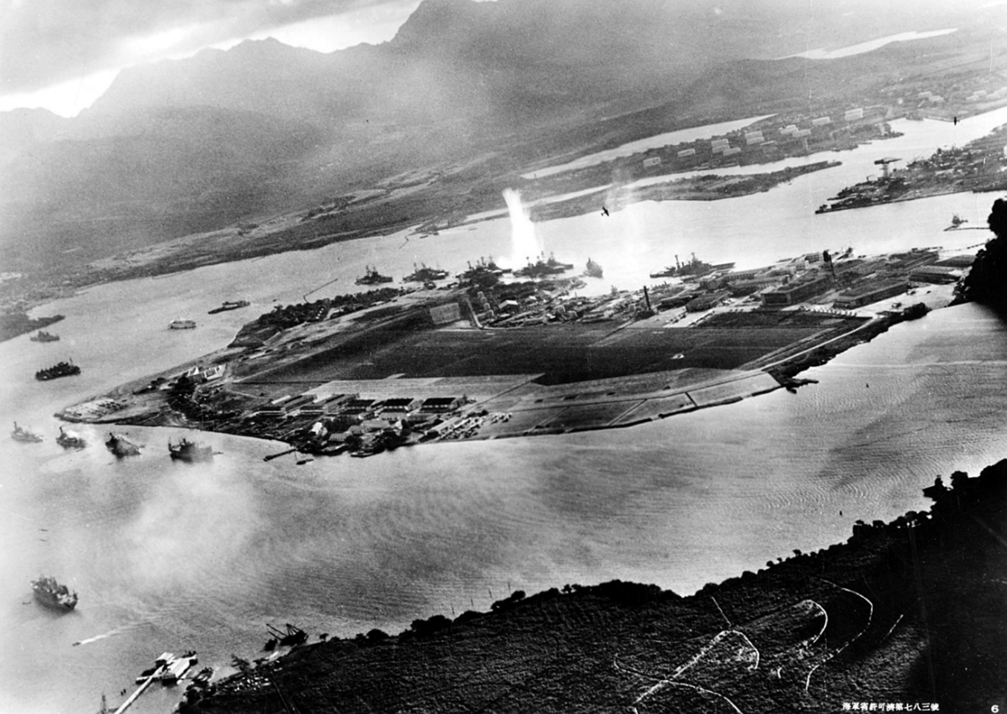 Aviones japoneses atacan Pearl Harbor