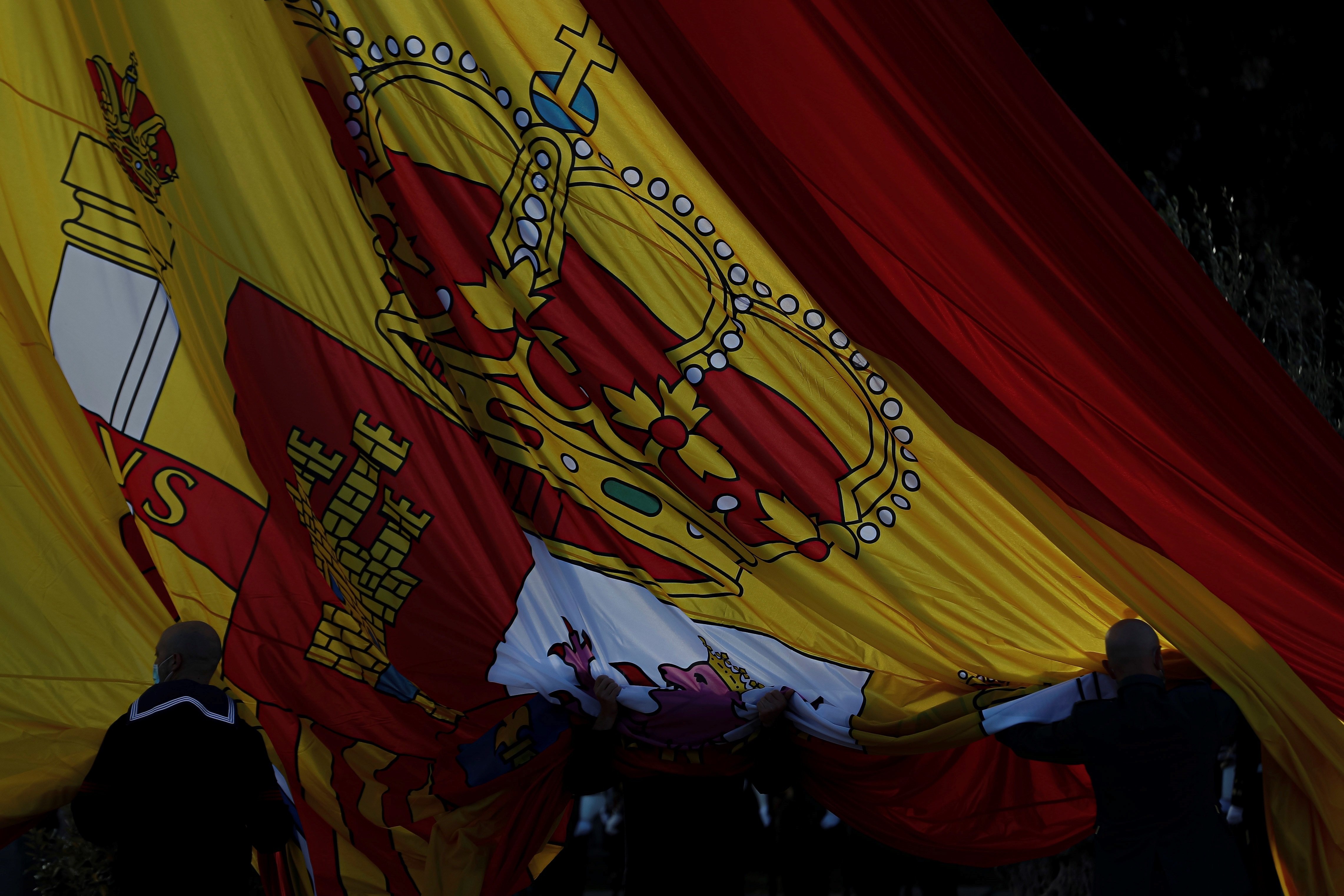 Mastodóntica izada de bandera en Madrid