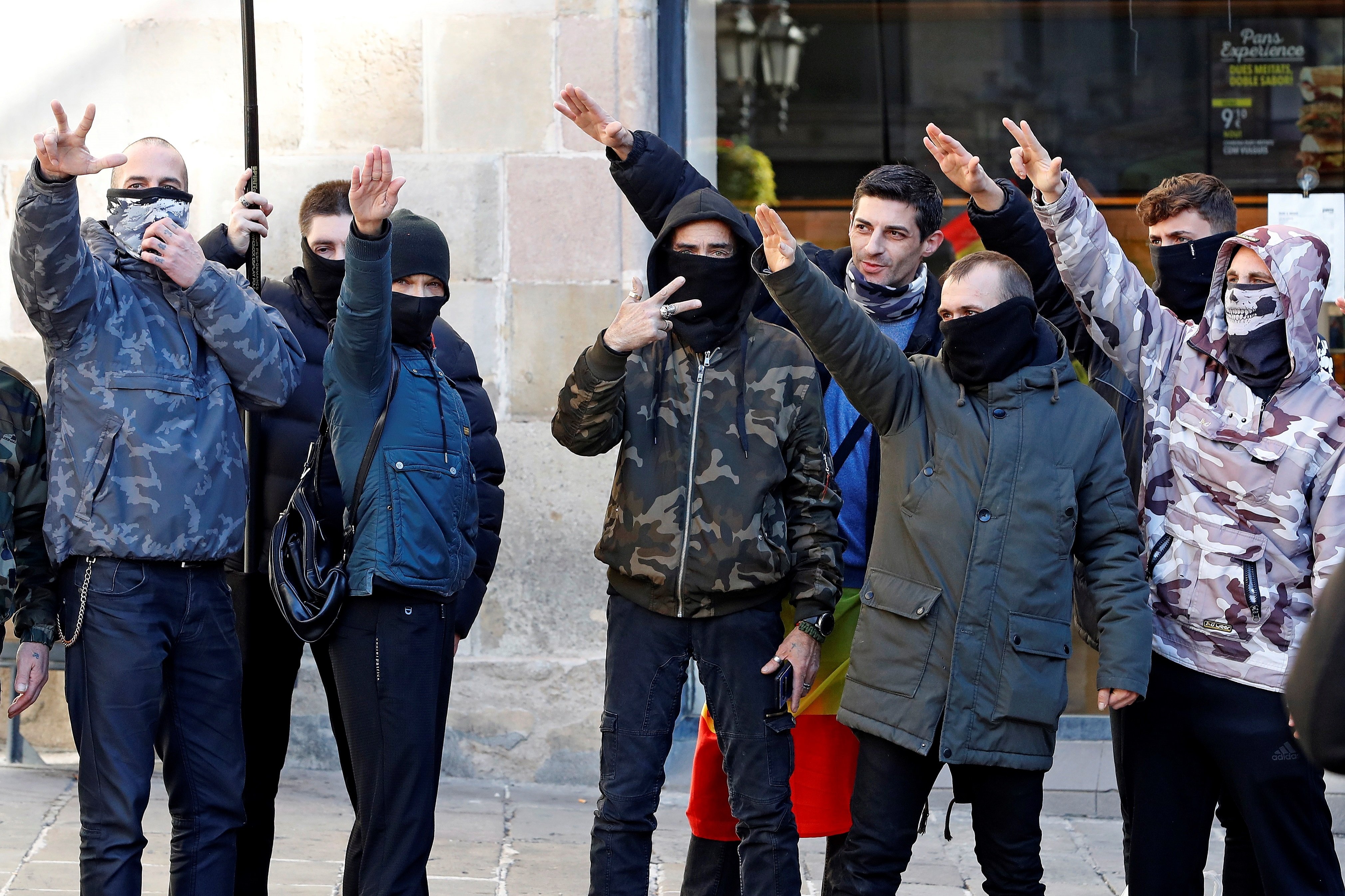 Barcelona denuncia la exhibición de símbolos nazis en el acto de Vox