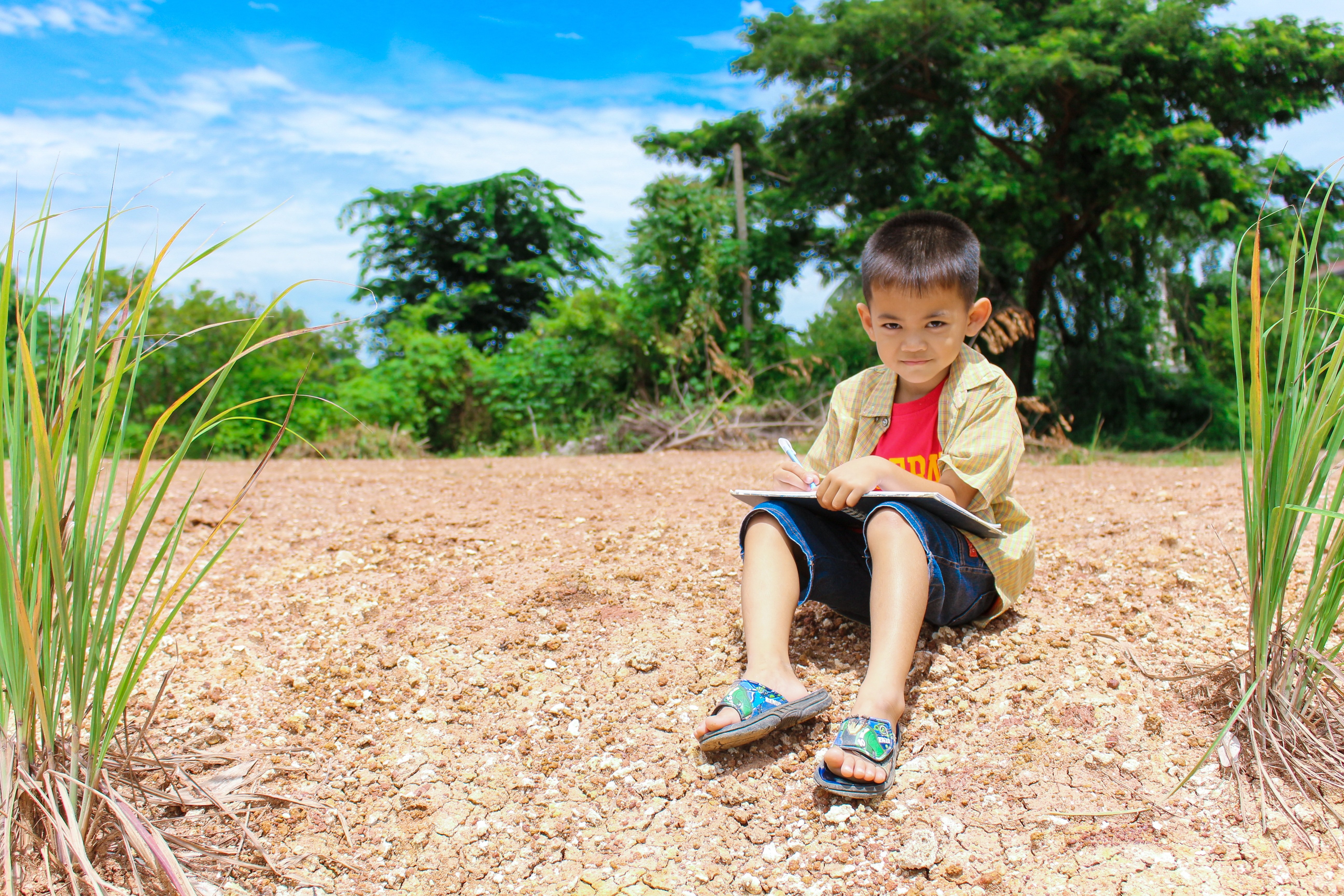 Niño escrivint