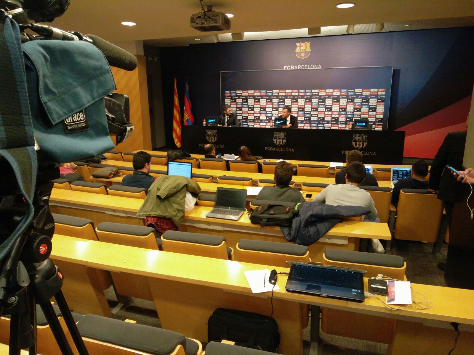 Un periodista se duerme durante la rueda de prensa de Luis Enrique