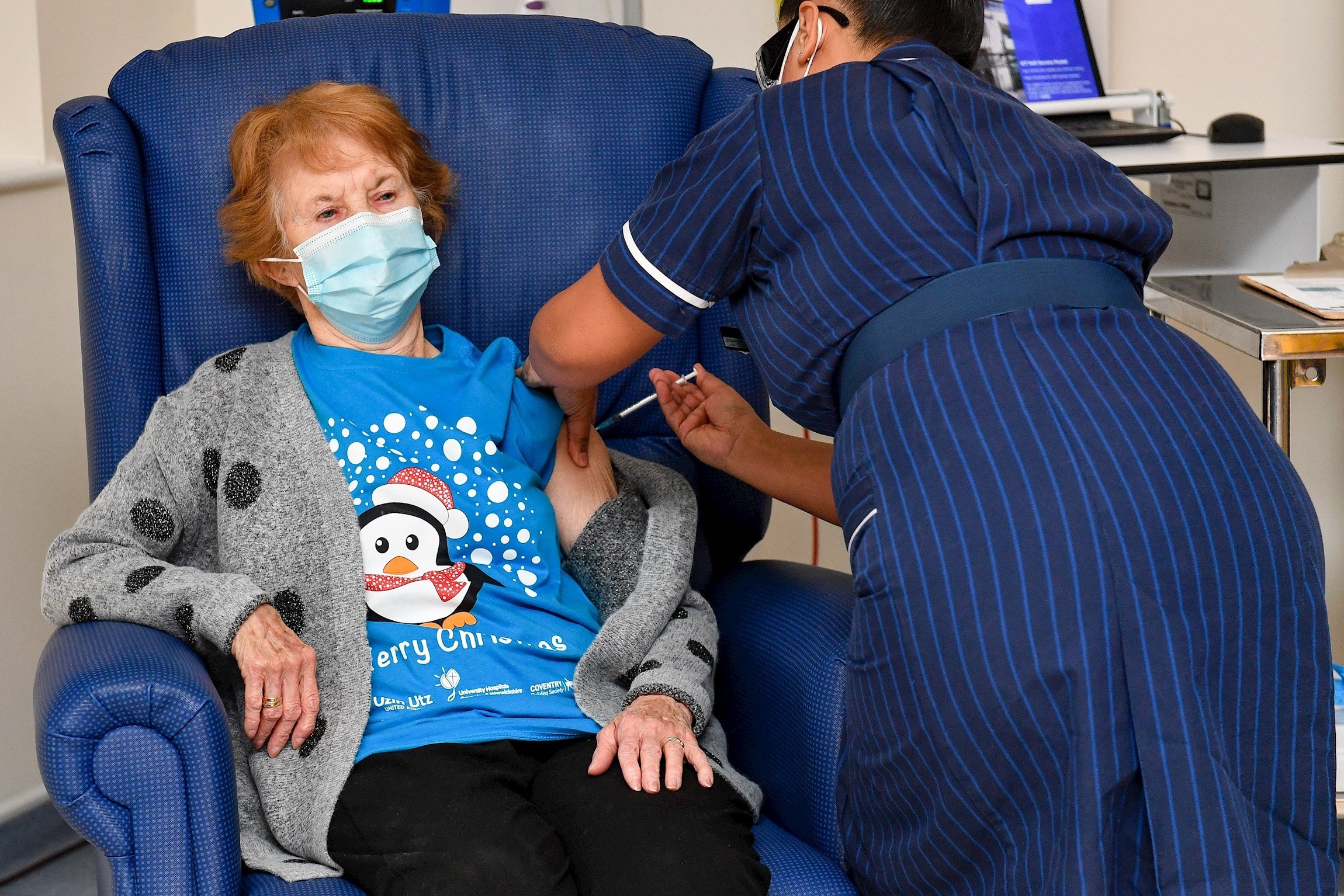 Una mujer de 90 años, la primera del mundo en recibir la vacuna de Pfizer