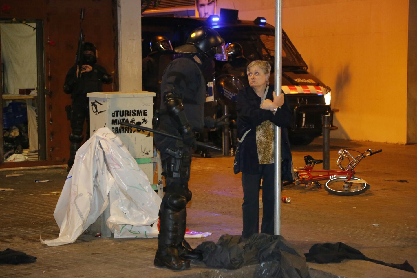 Una fotografía de El Nacional se vuelve viral como símbolo de la tensión en Gràcia