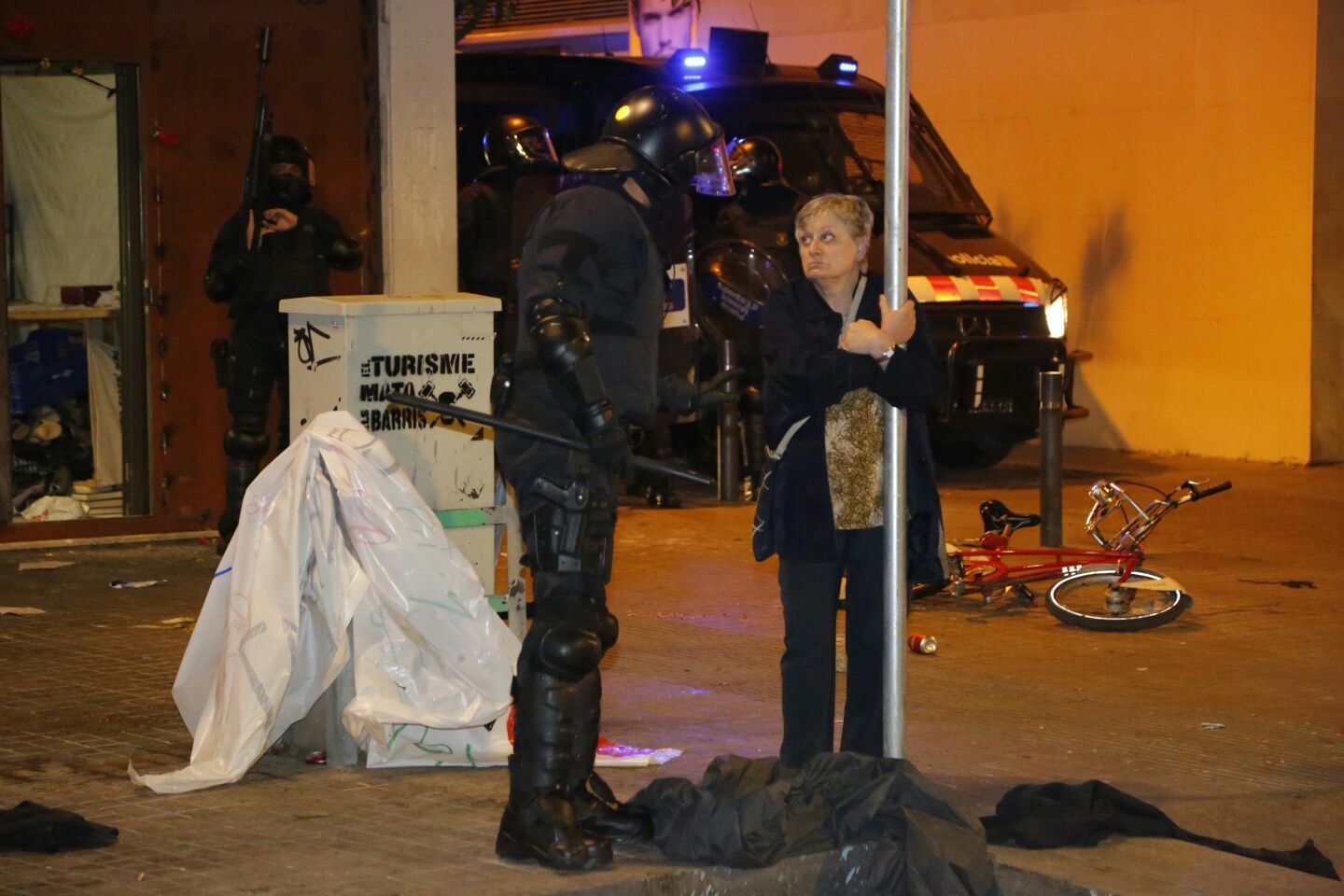 Una fotografia d'El Nacional esdevé viral com a símbol de la tensió a Gràcia