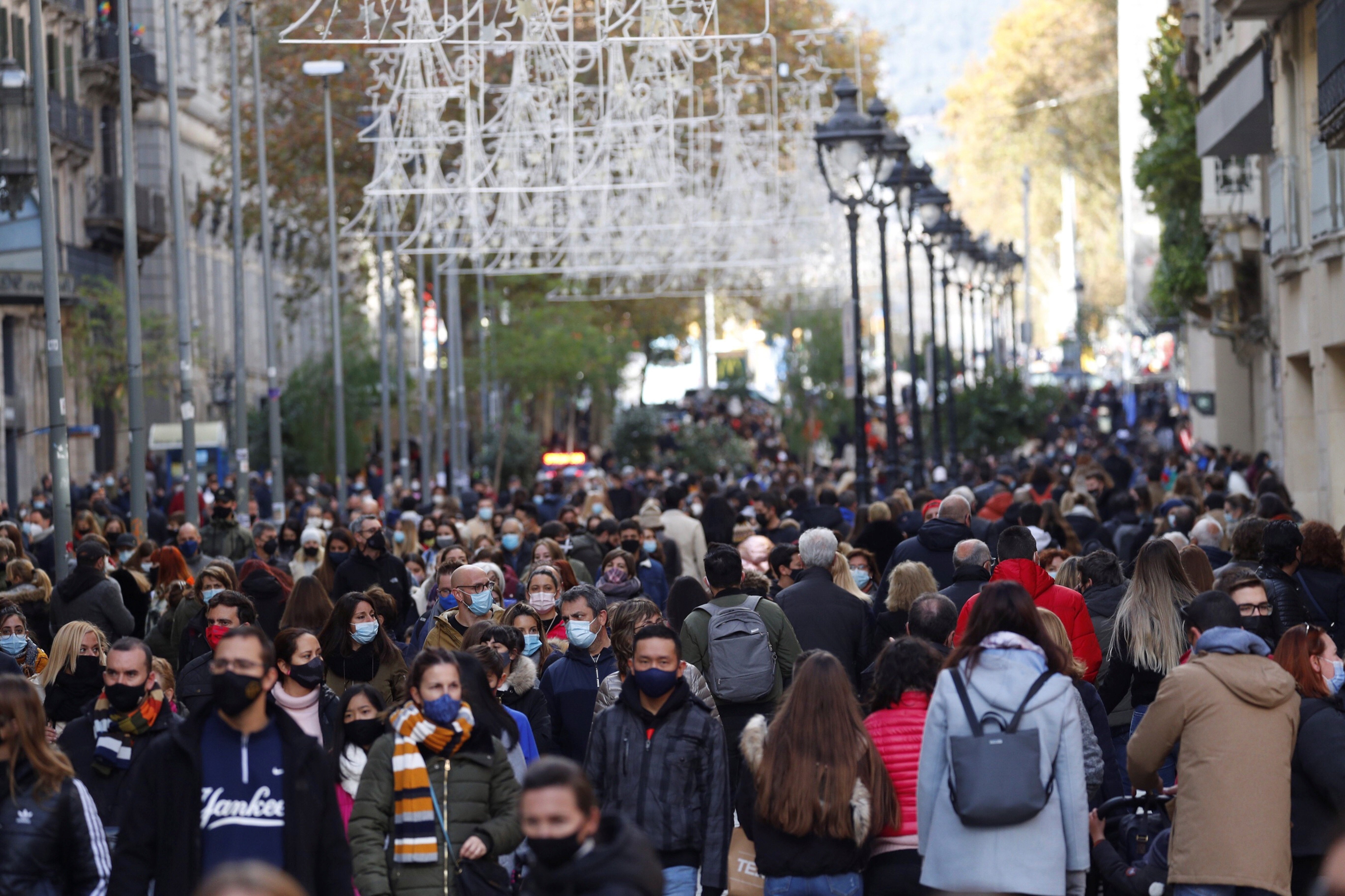 Segon dia consecutiu de llargues cues a les botigues de Barcelona