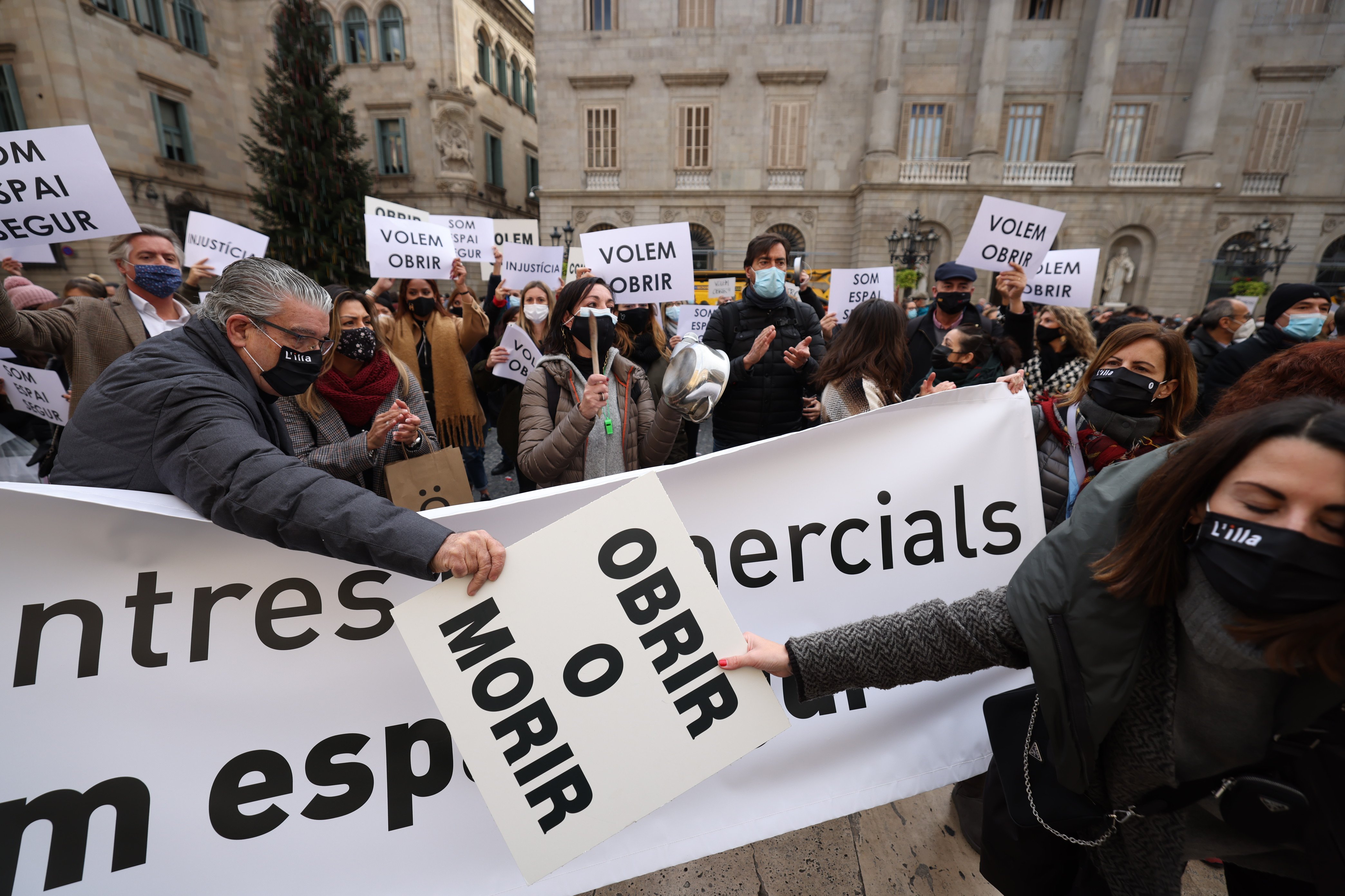 El TSJC manté la prohibició d'obrir les botigues dels centres comercials