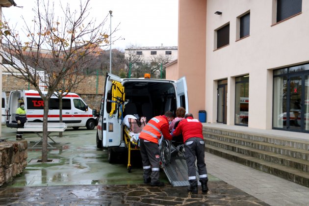 Traslado enfermos del hospital de Tremp a un albergue /ACN