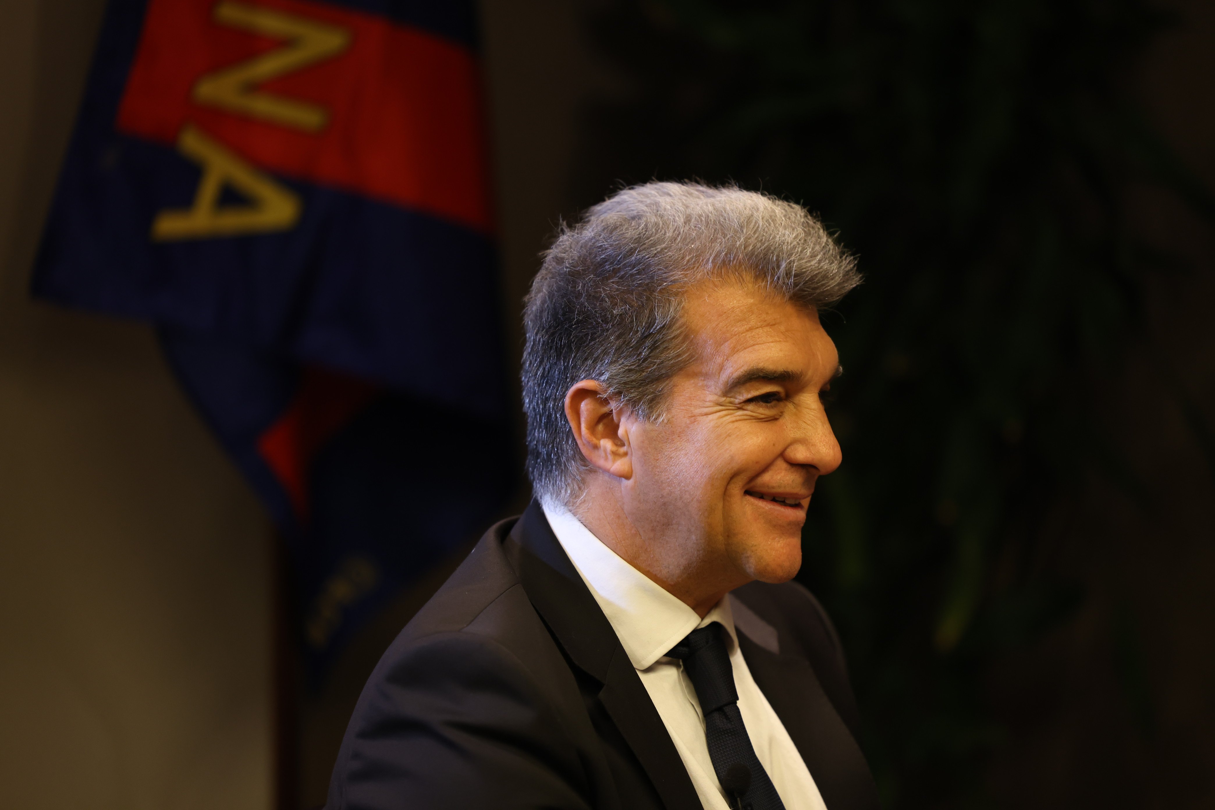 La prensa deportiva catalana desprecia la pancarta de Laporta en el Bernabéu