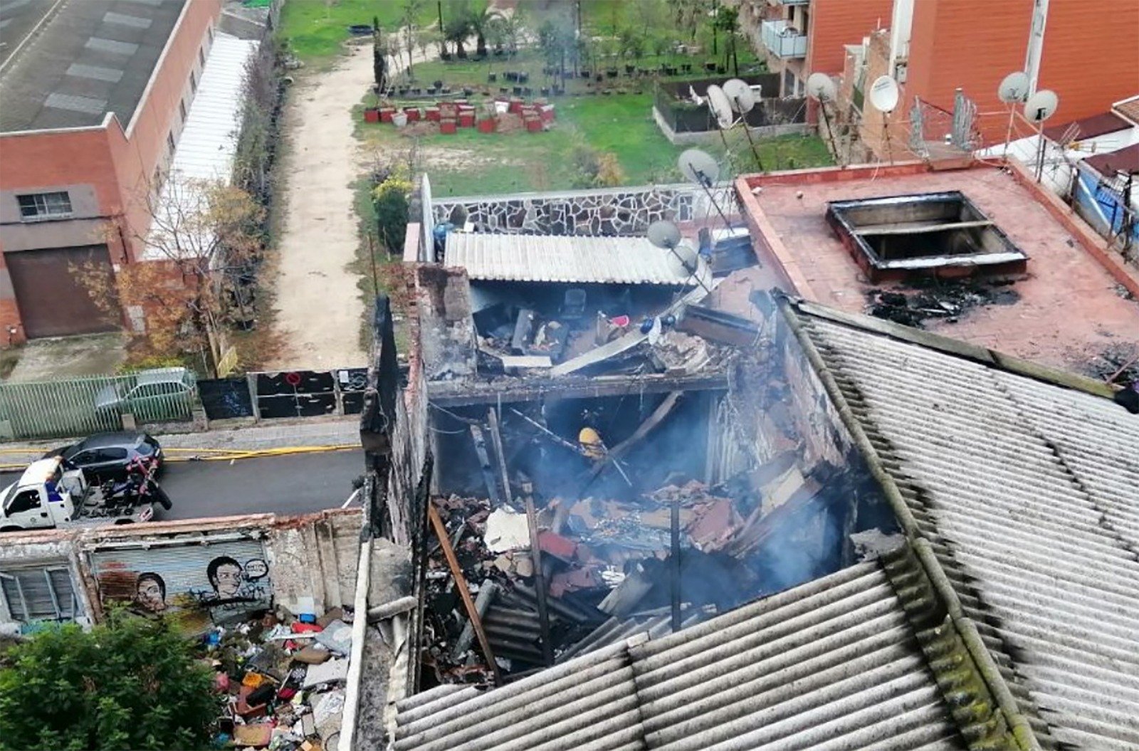 nau incendiada badalona foto bombers