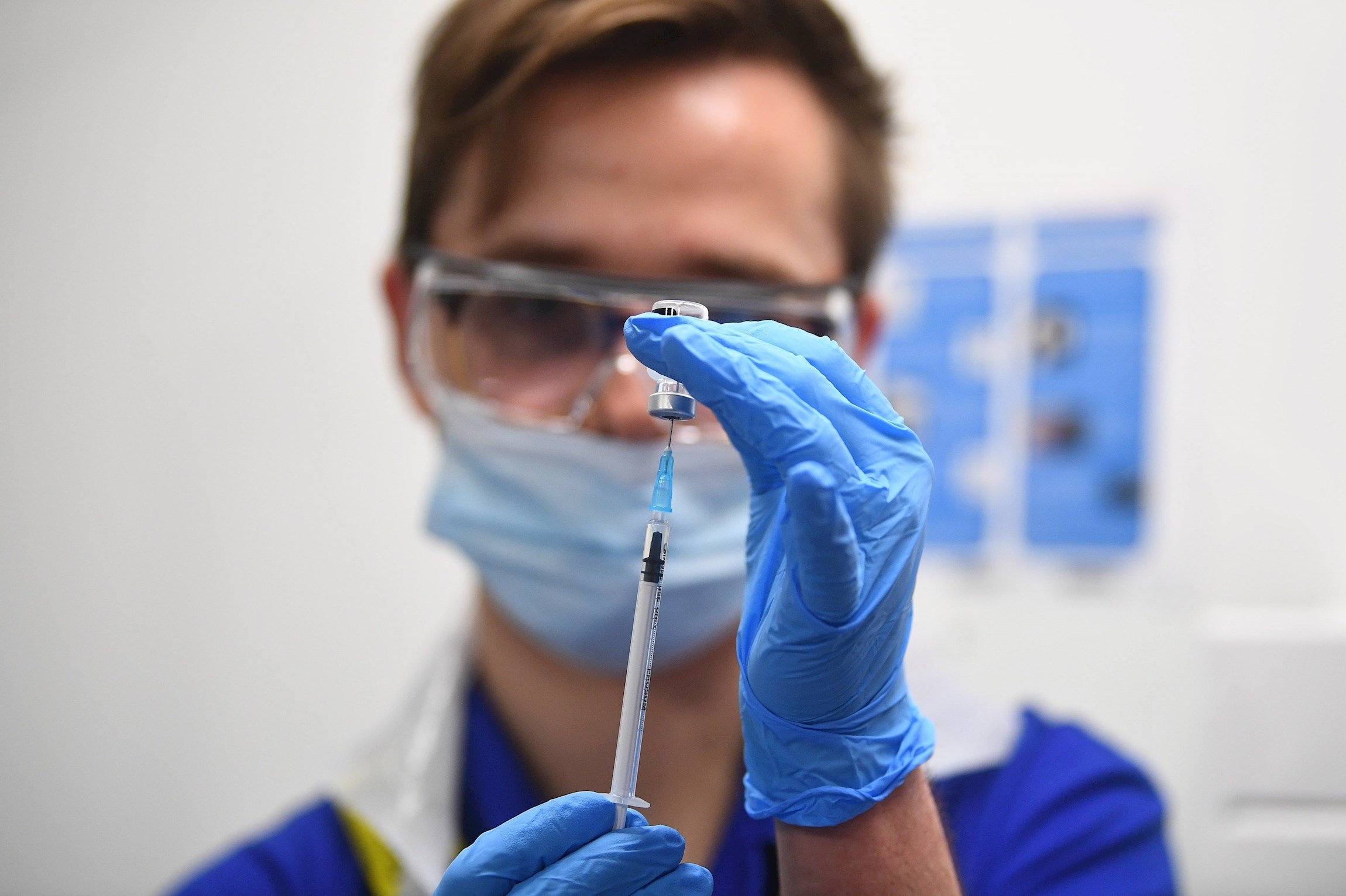 Pfizer promete que la vacuna se adapta a "las mutaciones del virus"