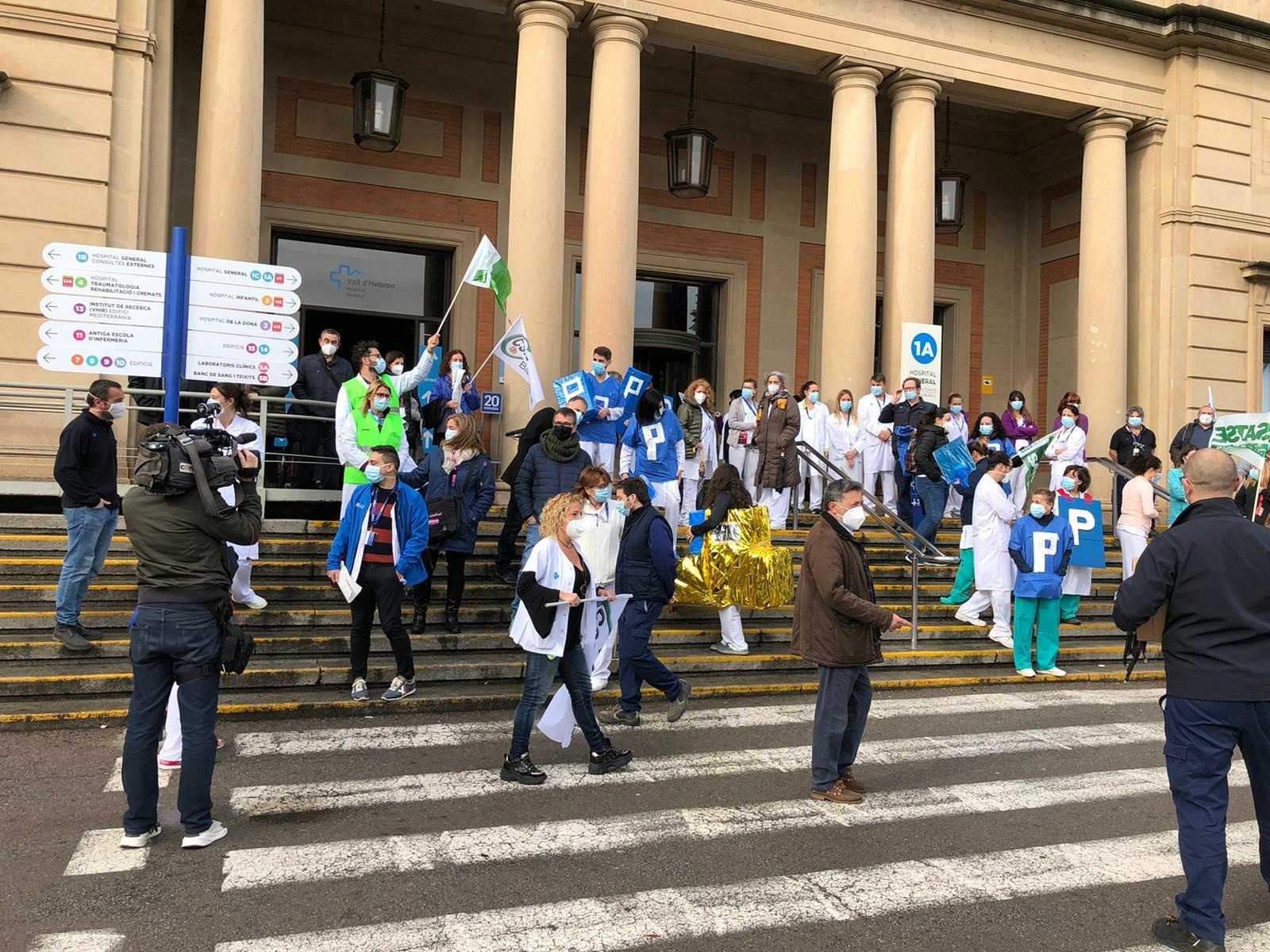 Los trabajadores de la Vall d'Hebron, indignados por la falta de aparcamiento