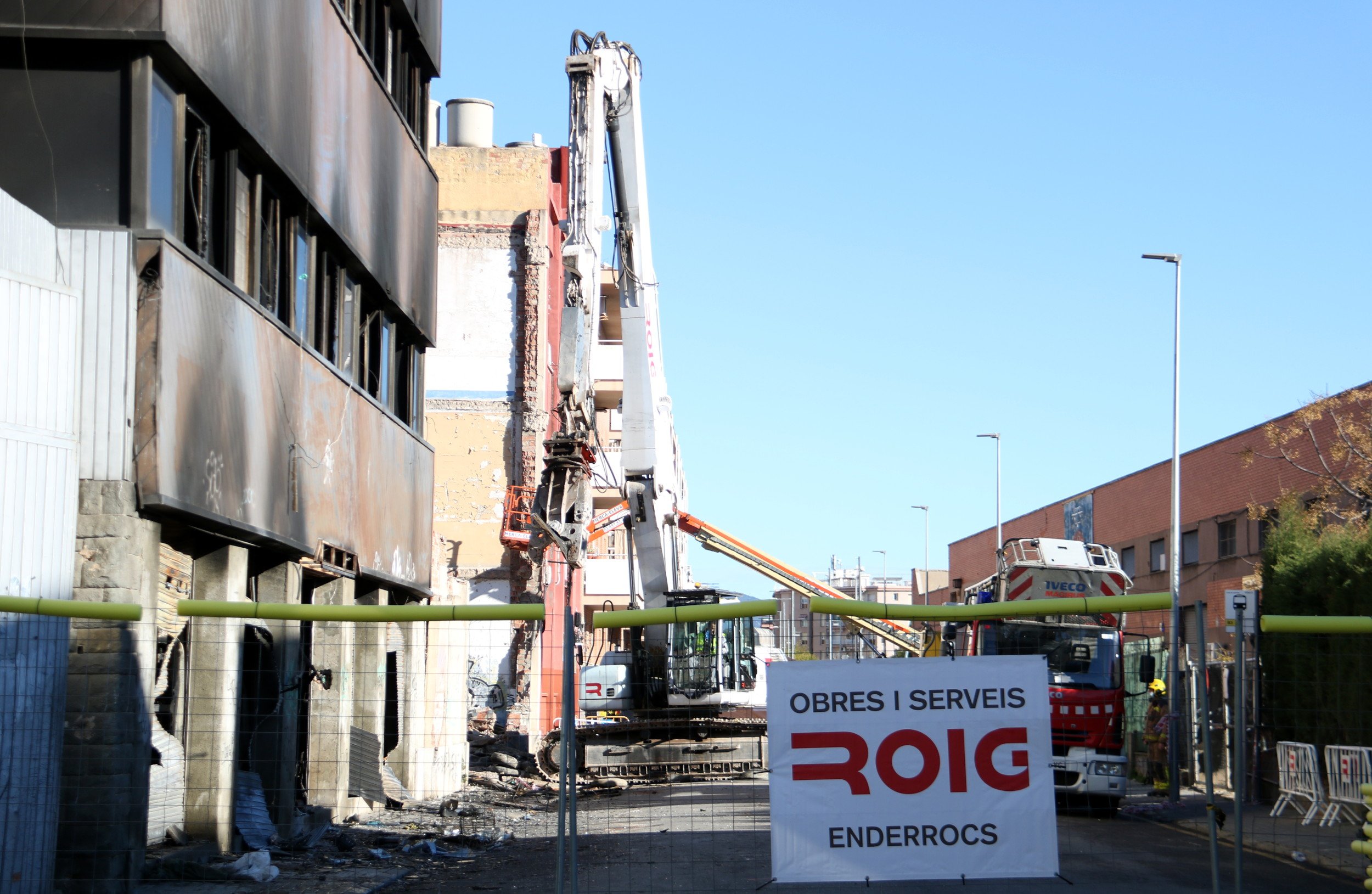 Autorizado el desalojo del campamento de afectados por el incendio de Badalona