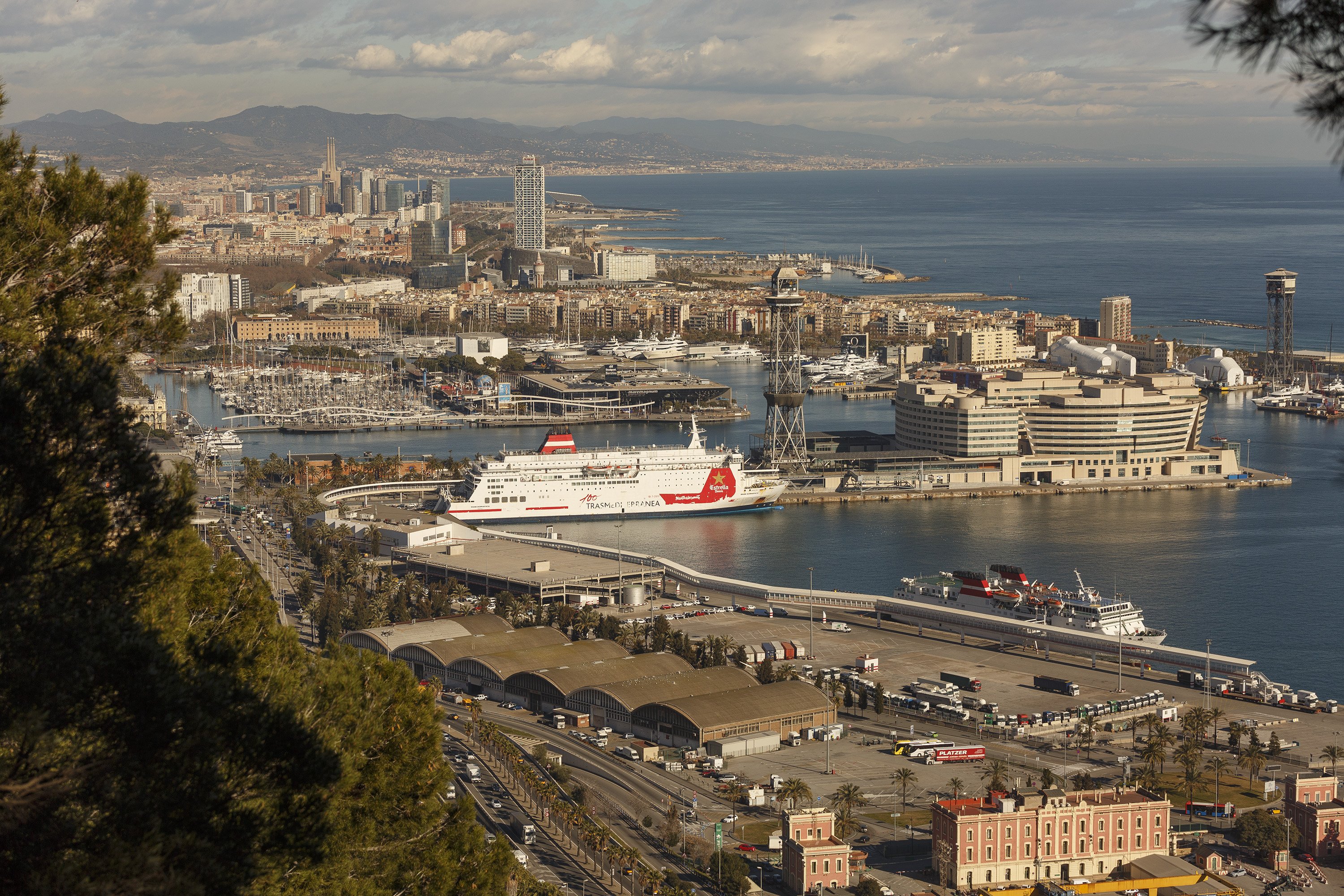 El tráfico en el Puerto de Barcelona bate récords en noviembre
