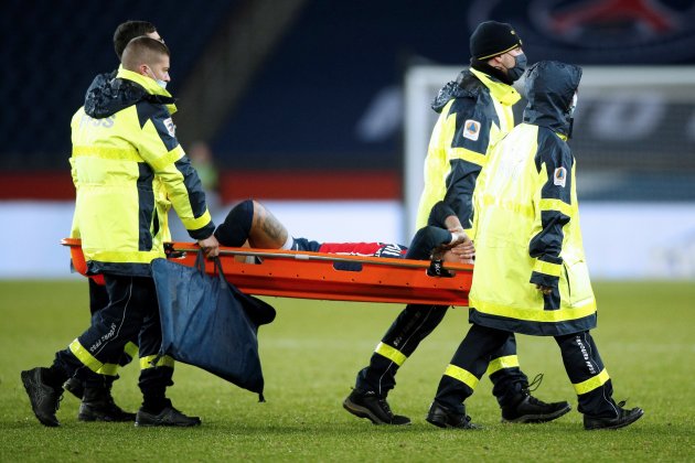 Neymar lesión camilla PSG Olympique Lyon EFE