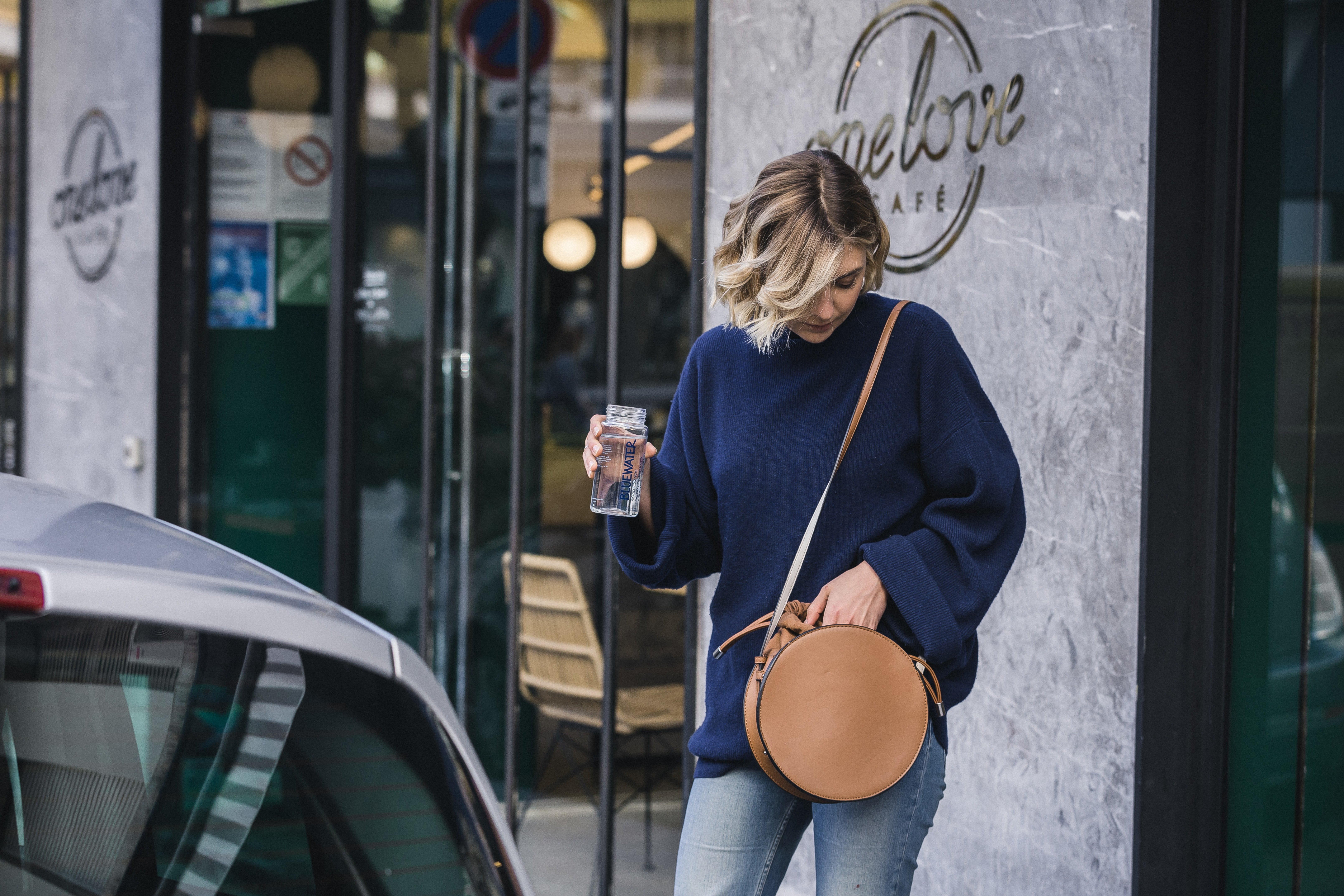 Mujer con botella de agua