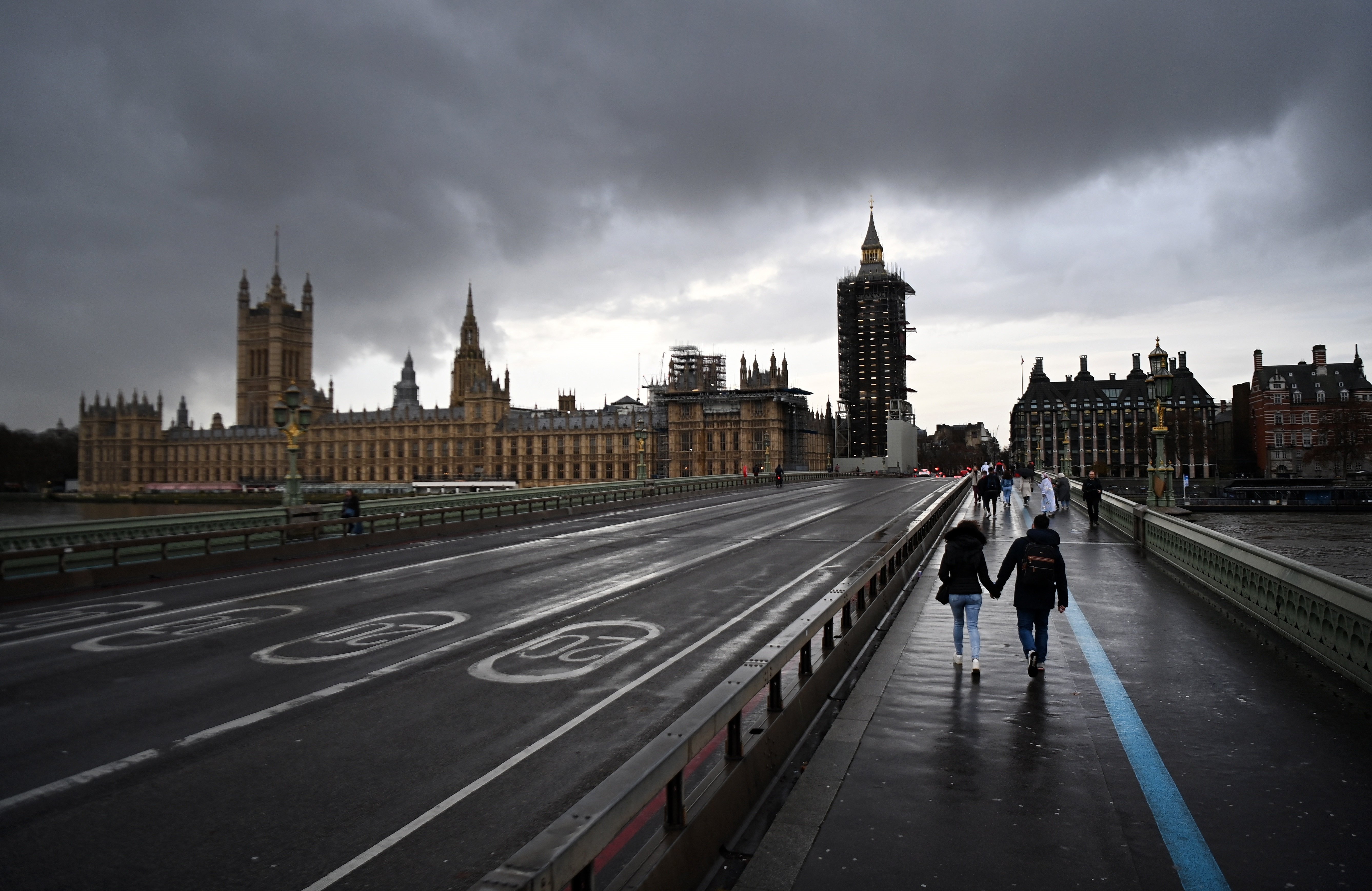 Diverses persones travessen el pont de Westminster, aquest dilluns a Londres (Regne Unit), EFE