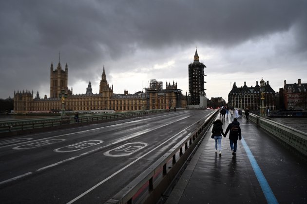 Diverses persones travessen el pont de Westminster, aquest dilluns a Londres (Regne Unit), EFE