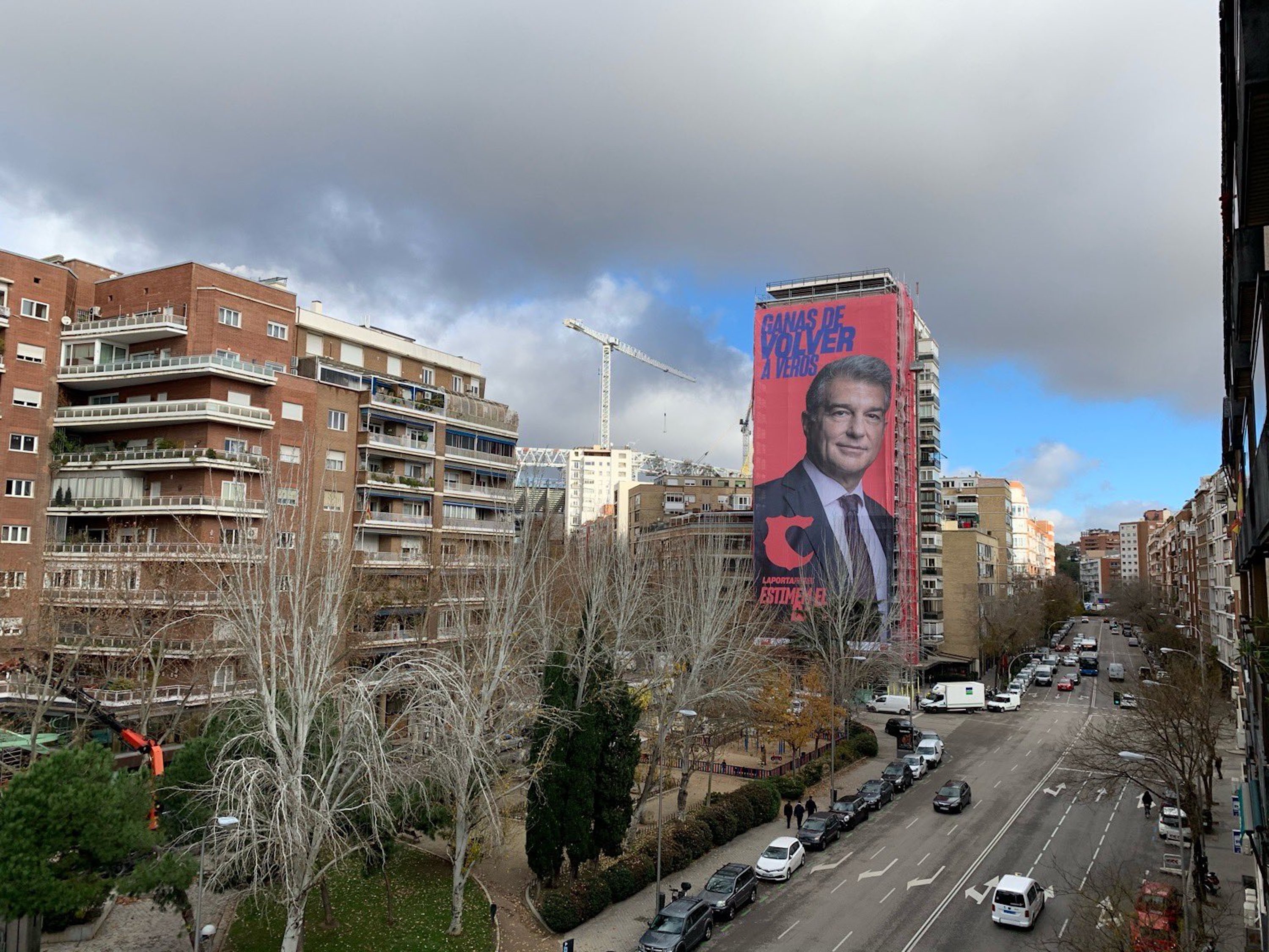 Joan Laporta sorprèn posant una pancarta gegant al costat del Bernabéu