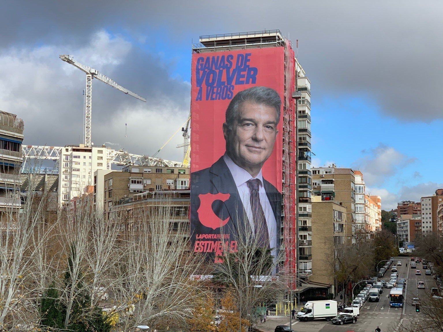 Laporta pone en venta la lona del Bernabéu con una finalidad solidaria